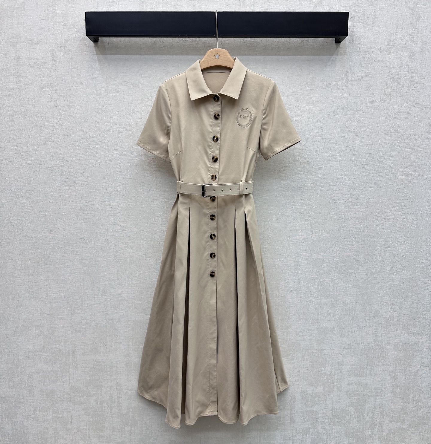 NO:800590,Dio*2026 New Arrival Embroidered Logo Dress Customized YB Imported Cotton Material Texture Glossy Draping and Stylish Use Placket Button Adjustment and Belt Tightening Design to Add Layering to the Style The Iconic Embroidered Letter Logo Decoration on the Chest Highlights the Brand Tonality Combined with the pleated skirt and neat tailoring design to add a sense of layering to the look Simple, high-end and durable, presenting a casual dressing style Development of surface accessories Lapel short-sleeved shirt dress tailoring Fashionable and trendy outfit for commuting and dating  High version,,dior,skirts,T-shirt,19860909Dio*2026新品上架刺绣徽标连衣裙定制YB进口棉纶材质 质感光泽垂顺有型 沿用开襟纽扣调节配合腰带收紧设计 增添造型层次感 胸口点缀标志性刺绣字母徽标装饰 彰显品牌调性 配合压褶裙摆利落裁剪设计 增添造型层次感 简约高级耐看呈现随性穿搭风格 面辅料开发 翻领短袖衬衣裙剪裁 通勤约会穿搭时髦洋气  高版本,,dior,skirts,T-shirt,,Women's clothing