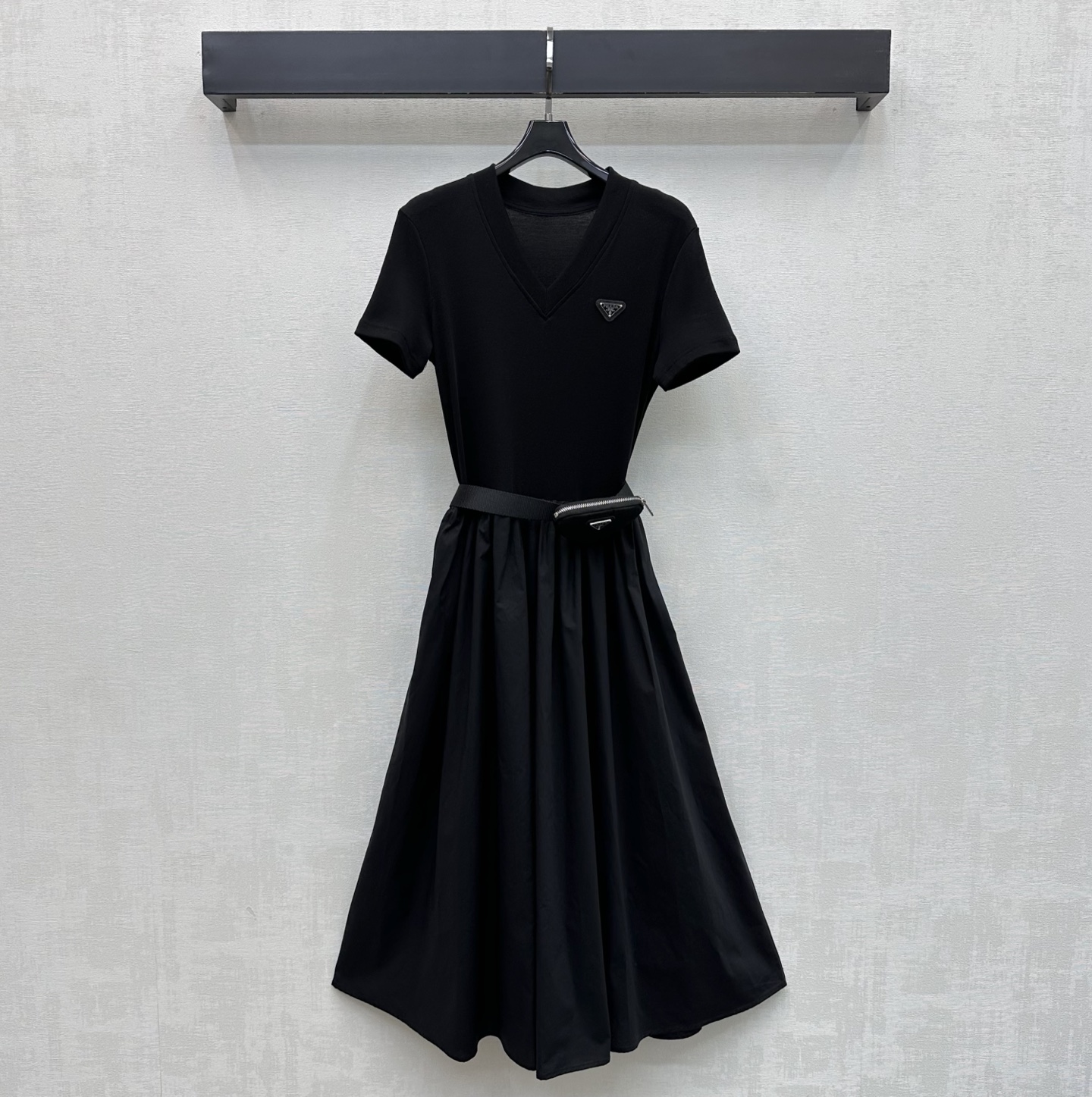 NO:800586,Prad*2026 new arrivals waist bag splicing dress customized YB imported environmentally friendly nylon and Tencel cotton fiber material, comfortable and draped next to the skin, using the upper and lower splicing fabric design to add layering to the look. Decorated with the iconic triangle logo on the chest. Adjustable design with the waist bag webbing to highlight the brand tone. The cut-out version is tolerant and slim. Development of surface accessories. Short-sleeved pleated dress cut. The upper body has a high-end temperament. High version, prada, skirts, T-shirt,19860909Prad*2026新品上架腰包拼接连衣裙定制YB进口环保尼龙与天丝棉纶材质 贴肤舒适 垂感十足 沿用上下拼接面料设计 增添造型层次感 饰以胸口标志性三角徽标装饰 配合腰包织带调节设计 彰显品牌调性 收型裁剪版型包容又显瘦 面辅料开发 短袖压褶连衣裙剪裁 上身高级气质   高版本,,prada,skirts,T-shirt,,Women's clothing