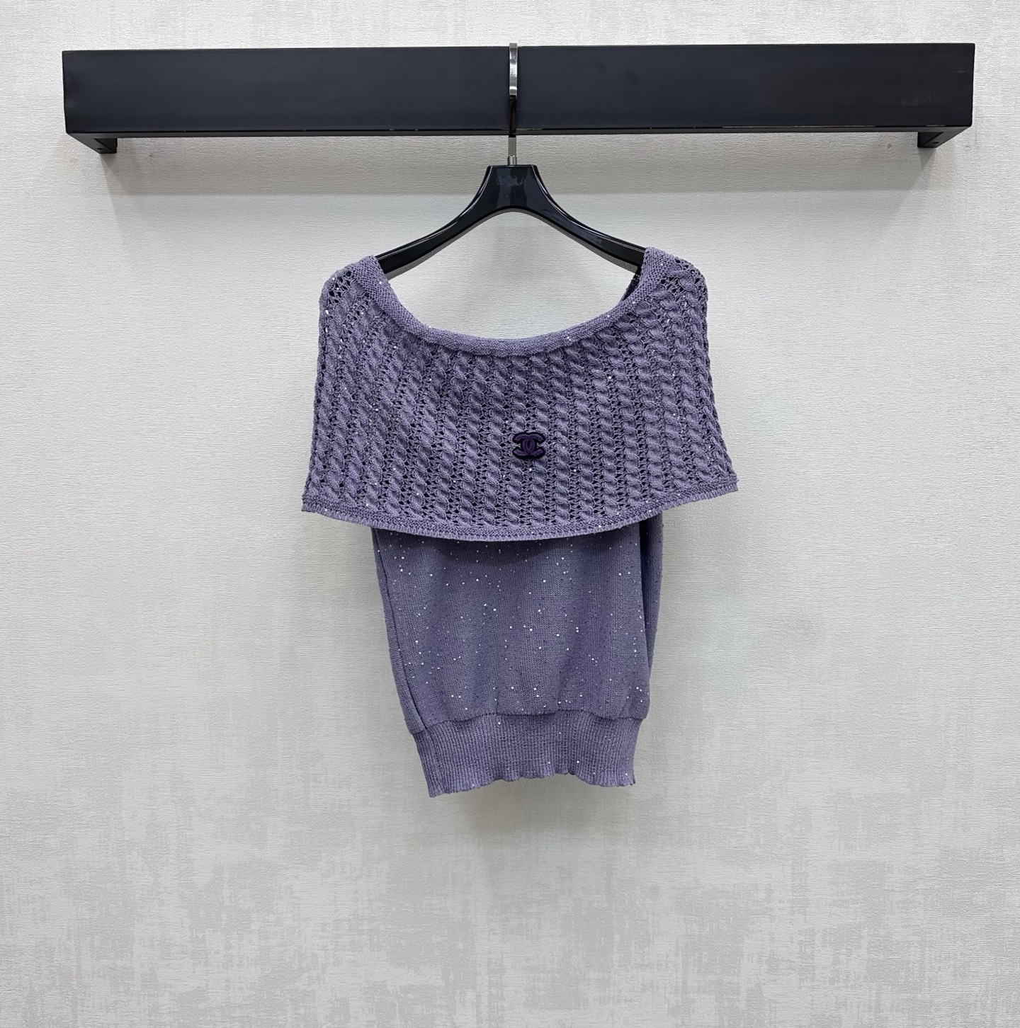 NO:801532,Chane*2026 new products are on the shelves. One-shoulder knitted tops are made of custom YB imported cotton thread. The texture is high-end and the wear is relaxed. The double-layer splicing design is used throughout the collar to add layering to the look. The iconic letter logo is decorated in the center of the chest to highlight the brand tone. The development of surface accessories. The one-shoulder tops are tailored for daily commuting. Casual and casual wear, simple and advanced. High version 36 38 40,,chanel,19860909Chane*2026新品上架一字肩针织上衣定制YB进口棉线材质 质感高级 穿搭松弛 通体沿用领边双层拼接设计 增添造型层次感 胸前居中点缀标志性字母徽标装饰 彰显品牌调性 面辅料开发 一字肩上衣版型剪裁 日常通勤随意搭配穿搭简约高级 高版本36 38 40,,chanel,,Women's clothing