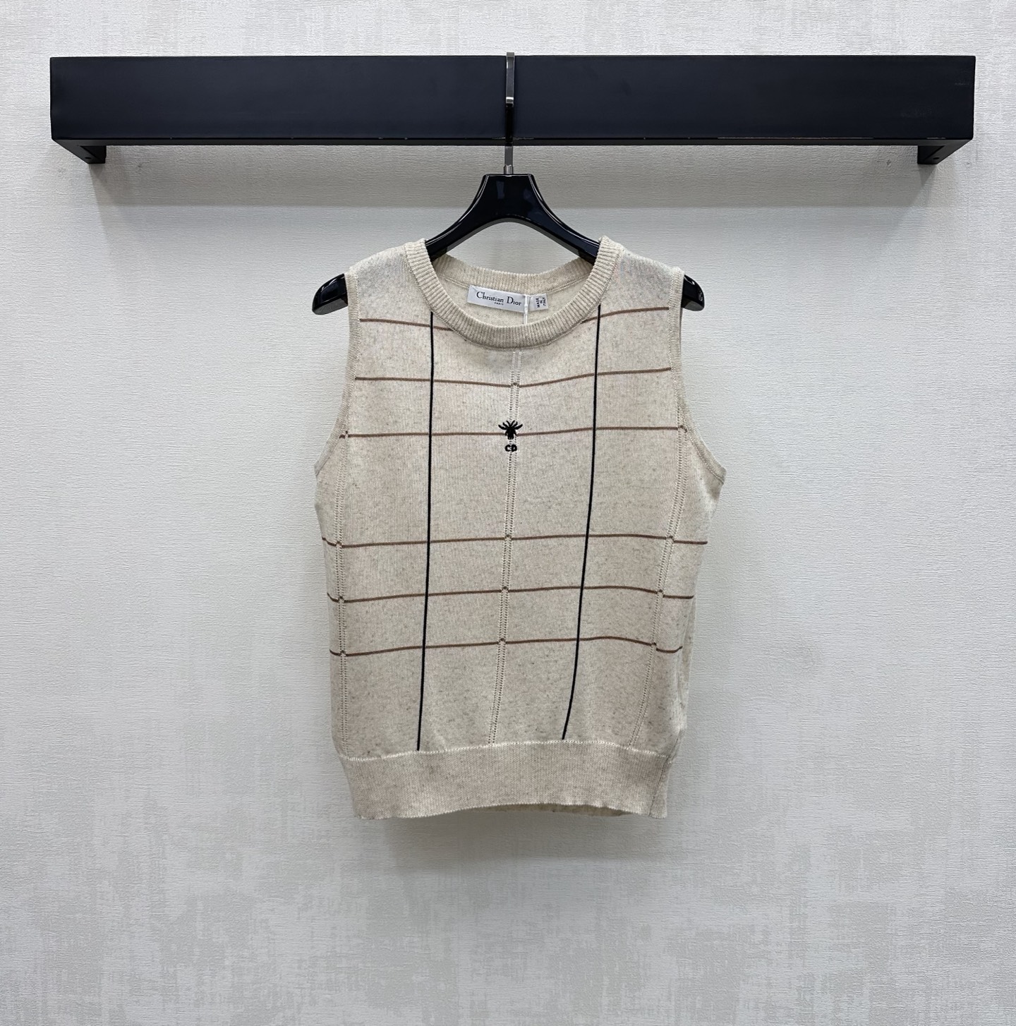 NO:801519,Dio*2026 new products are on the shelves. Checkered knitted vest is made of custom YB imported cotton thread. It has a high-end texture and is easy to wear. The contrasting irregular plaid texture design is used throughout the body to add layering to the look. The iconic bee letter embroidery logo is embellished in the center of the chest to highlight the brand tone. The development of surface accessories. Round neck off-shoulder vest style tailoring. Simple and advanced daily commuting wear. High version 2 colors, dior,19860909Dio*2026新品上架格纹针织背心定制YB进口棉线材质 质感高级 穿搭松弛 通体沿用撞色不规则格纹肌理设计 增添造型层次感 胸前居中点缀标志性蜜蜂字母刺绣徽标装饰 彰显品牌调性 面辅料开发 圆领落肩背心版型剪裁 日常通勤穿搭简约高级  高版本2色,,dior,,Women's clothing