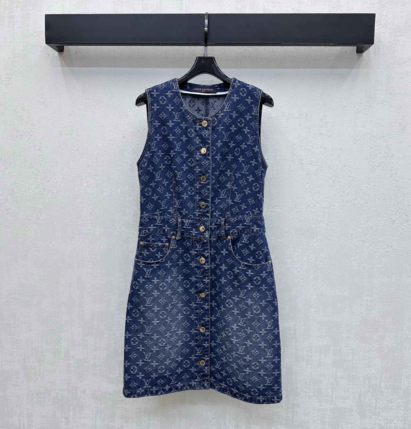 NO:800584,Louis Vuitto*2026 new product launch laser denim vest dress customized YB imported twill cotton denim material, full of texture, treated with repeated enzyme washing process, not easy to dye and discolor, ready-made clothes are covered with the iconic four-leaf clover jacquard letter logo element echoing the leather label on the back waist, highlighting the brand tone. The placket is engraved with metal buttons for adjustment and decoration, combined with the waist cutting design, adding a sense of layering to the look. Simple and advanced, development of surface accessories, round neck sleeveless dress tailoring, retro and advanced wear for daily commuting and dating.  Fashionable high version, louis vuitton,skirts,19860909Louis Vuitto*2026新品上架激光牛仔背心裙定制YB进口斜纹全棉牛仔材质 质感十足 反复酵素水洗工艺处理 不易染色脱色 成衣铺满标志性四叶草提花字母徽标元素呼应后腰皮标 彰显品牌调性 开襟刻印金属纽扣调节装饰 配合收腰裁剪设计 增添造型层次感 简约高级 面辅料开发 圆领无袖连衣裙剪裁 日常通勤约会穿搭复古高级 时髦洋气 高版本,,louis vuitton,skirts,,Women's clothing