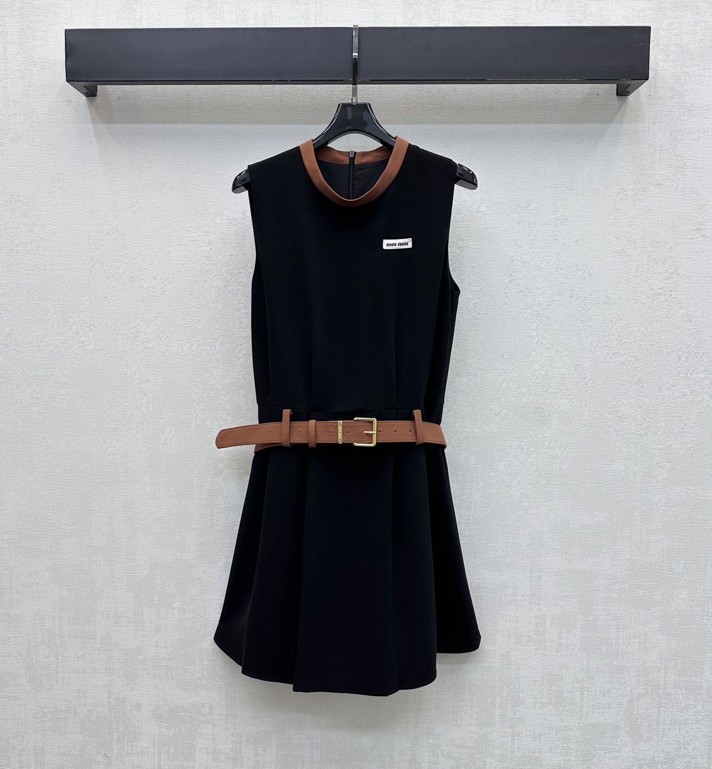 NO:800580,Miumi*2026 New Products Contrast Color Belt Tank Dress Customized YB Imported Twill Silk Material Breathable, Comfortable and Easy to Wear Contrast Color Detail Processing Used on the Neckline to Echo the Belt Design of the Same Color to Add a Layer to the Style The Iconic Letter Logo Decoration on the Chest Highlights the Brand Tonality Contrasting Colors Add a Elegant Design The Layered Design The Perforated Belt at the Waist Outlines the Graceful Body The Overall Pleats Modify the Line Proportions Development of Surface Accessories Round Neck Sleeveless Dress Cutting  A versatile style that combines fashion and practicality for all seasons. The upper body is well-fitted for high-end temperament girls. High version,,miumiu,skirts,19860909Miumi*2026新品上架撞色腰带背心裙定制YB进口斜纹绸材质 透气舒适好穿 沿用领口拼接撞色细节处理 呼应同色系腰带设计 增添造型层次感 胸口点缀标志性字母徽标装饰 彰显品牌调性 撞色更添贵气感 设计层次分明 腰间穿孔皮带勾勒曼妙身形 整体压褶垂顺修饰线条比例 面辅料开发 圆领无袖连衣裙剪裁 时尚与实用兼备的四季百搭款式 上身妥妥高阶气质女郎  高版本,,miumiu,skirts,,Women's clothing