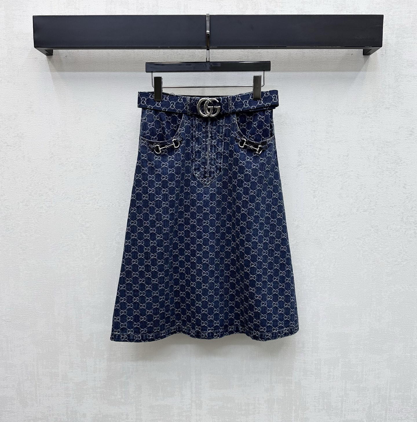 NO:800582,Gucc*2026 new arrival jacquard belt denim skirt customized YB imported jacquard denim material. Stiff, comfortable and stylish. Enzyme washing process presents a retro color feeling. The whole body is covered with old money feeling and is full of double G letter jacquard logo elements to highlight the brand tone. The three-dimensional contour line cutting design of the waist echoes the horsebit element decoration on the edge of the pocket. It is used with the fabric's double G metal buckle belt to effectively narrow and outline the curve. Add a sense of layering to the shape. The layout is more slim and tolerant. Development of surface accessories  High-waisted mid-length skirt cut, casual and stylish, high version, gucci, skirts,19860909Gucc*2026新品上架提花皮带牛仔半裙定制YB进口提花牛仔材质 挺括舒适有型 酵素水洗工艺 呈现复古擦色感 通体满铺老钱感满满双G字母提花徽标元素 彰显品牌调性 腰身立体轮廓线裁剪设计 呼应口袋边缘马衔扣元素装饰 配合本布双G金属扣腰带有效收窄勾勒曲线 增添造型层次感 A摆版型更为显瘦包容 面辅料开发 高腰中长半裙剪裁 随意搭配穿搭出彩时髦   高版本,,gucci,skirts,,Women's clothing