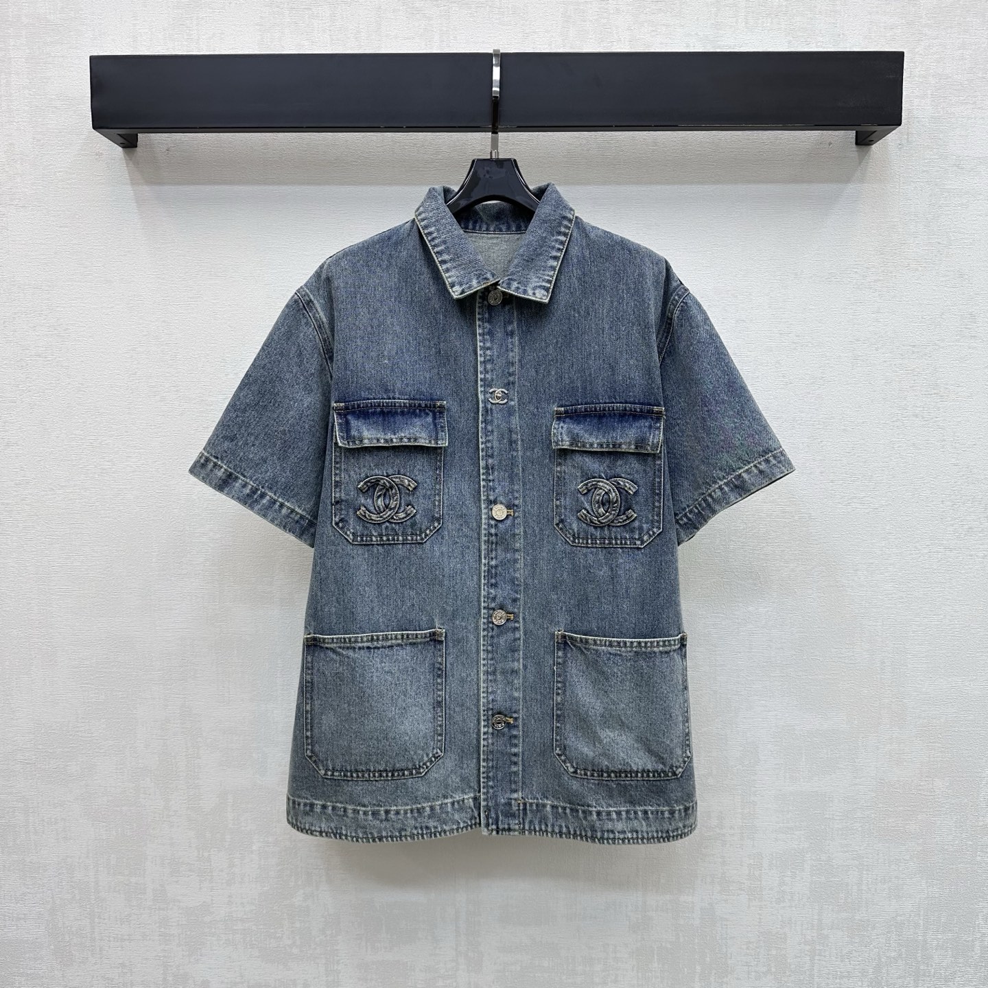 NO:800555,Chane*2026 new arrivals Logo denim short-sleeved shirt customized with YB imported twill cotton denim material Comfortable, soft, breathable and easy to wear Multi-enzyme washing process Retro and fashionable Symmetrical pockets with double C embroidered letter outline pressed line cutting design Adds layering to the look Iconic engraved double C letter snap button adjustment decoration low-key highlights the brand tone Simple and high-end surface accessories development Lapel short-sleeved shirt tailoring Can be paired with the same series of skirts and trousers for high-end fashion  High version 36 38 40,,chanel,skirts,T-shirt,19860909Chane*2026新品上架徽标牛仔短袖衬衣定制YB进口斜纹全棉牛仔材质 舒适柔软 透气好穿 多重酵素水洗工艺处理 复古又时尚 对称口袋配合双C绣花字母轮廓压线裁剪设计 增添造型层次感 标志性刻印双C字母按扣调节装饰 低调彰显品牌调性 简约高级 面辅料开发 翻领短袖衬衣剪裁 可搭配同系列裙裤装 穿搭高级时髦  高版本36 38 40,,chanel,skirts,T-shirt,,Women's clothing