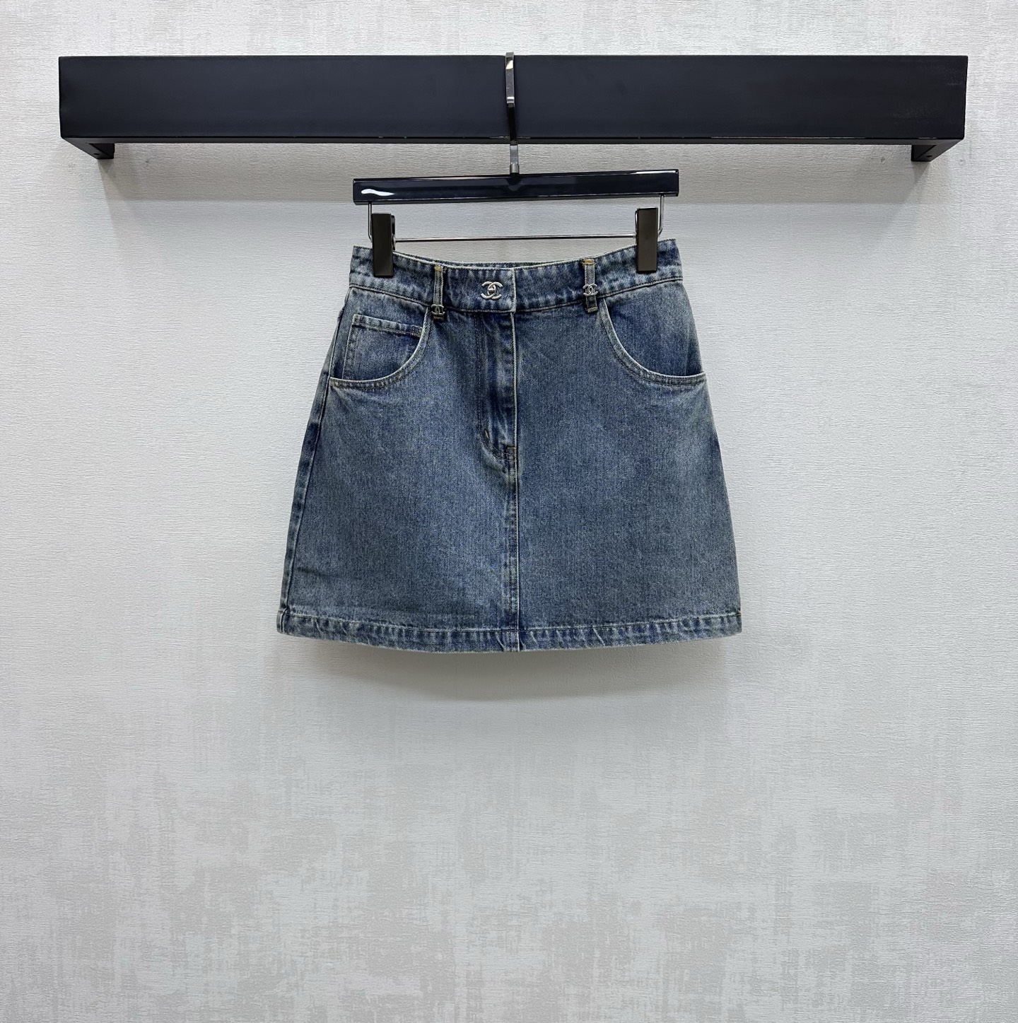 NO:800573,Chane*2026 new arrivals Logo denim skirt customized YB imported twill cotton denim material Comfortable, soft, breathable and easy to wear Multi-enzyme washing process Retro and fashionable Symmetrical pockets with double C embroidered letters on the back waist outline pressed line cutting design Adds layering to the look Iconic engraved double C letter snap button adjustment decoration low-key highlights the brand tone Simple and advanced surface accessories development High-waisted buttoned skirt cut Can be paired with the same series of short-sleeved shirts for a high-end and fashionable look  High version 36 38 40,,chanel,skirts,T-shirt,19860909Chane*2026新品上架徽标牛仔半裙定制YB进口斜纹全棉牛仔材质 舒适柔软 透气好穿 多重酵素水洗工艺处理 复古又时尚 对称口袋配合后腰双C绣花字母轮廓压线裁剪设计 增添造型层次感 标志性刻印双C字母按扣调节装饰 低调彰显品牌调性 简约高级 面辅料开发 高腰系扣短裙剪裁 可搭配同系列短袖衬衣 穿搭高级时髦  高版本36 38 40,,chanel,skirts,T-shirt,,Women's clothing