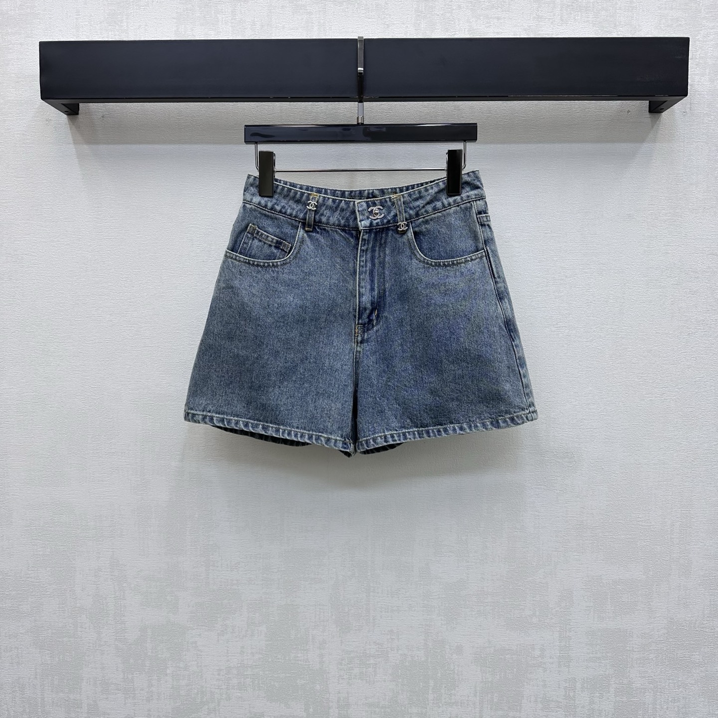 NO:800561,Chane*2026 New Arrivals Logo Denim Shorts Customized YB imported twill cotton denim material Comfortable, soft, breathable and easy to wear Multi-enzyme washing process Retro and fashionable Symmetrical pockets with double C embroidered letters on the back and contoured cutting design to add layering to the look Iconic engraved double C letter snaps for adjustment and decoration Low-key highlighting of the brand tone Simple and advanced development of surface accessories High-waisted buttoned shorts cut Can be paired with the same series of short-sleeved shirts for a high-end and fashionable look  High version 36 38 40,,chanel,shorts,T-shirt,19860909Chane*2026新品上架徽标牛仔短裤定制YB进口斜纹全棉牛仔材质 舒适柔软 透气好穿 多重酵素水洗工艺处理 复古又时尚 对称口袋配合后腰双C绣花字母轮廓压线裁剪设计 增添造型层次感 标志性刻印双C字母按扣调节装饰 低调彰显品牌调性 简约高级 面辅料开发 高腰系扣短裤剪裁 可搭配同系列短袖衬衣 穿搭高级时髦  高版本36 38 40,,chanel,shorts,T-shirt,,Women's clothing
