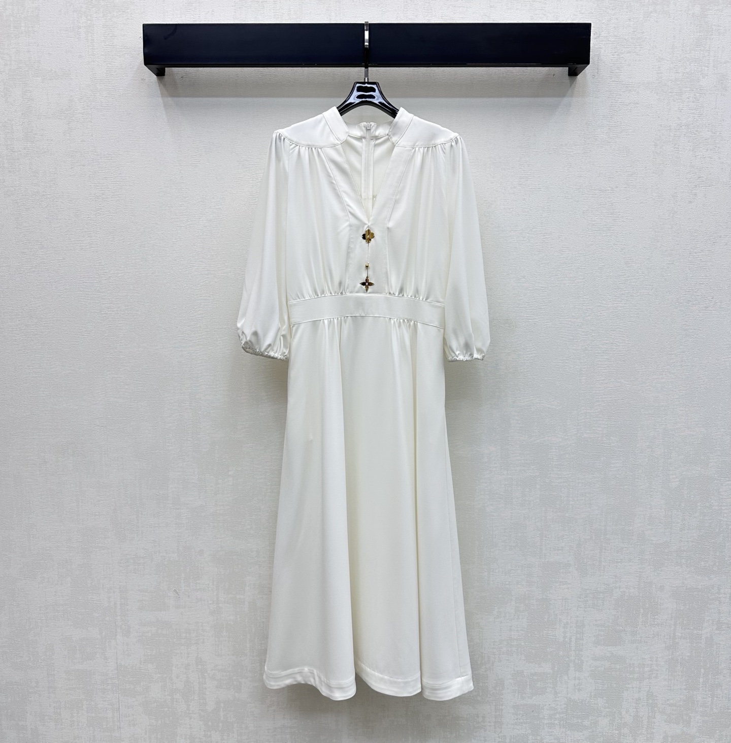 NO:801090,Louis Vuitto*2026 New Arrival Metal Logo Dress Customized YB imported cotton and linen material Glossy and slim  The upper body is elegant and full of gold. High version 2 colors, Louis Vuitton, skirts,19860909Louis Vuitto*2026新品上架金属徽标连衣裙定制YB进口棉麻材质 光泽垂顺有型 前襟交叠呈现V领效果 增添造型层次感 更好修饰肩颈线条更显纤细 腰间搭配收腰裁剪设计勾勒曲线 配合领边标志性金属四叶草徽标装饰 彰显品牌调性 精细压褶裙摆处理 更显风格自由洒脱 面辅料开发 中袖连衣长裙版型剪裁 上身优雅千金感十足  高版本2色,,louis vuitton,skirts,,Women's clothing