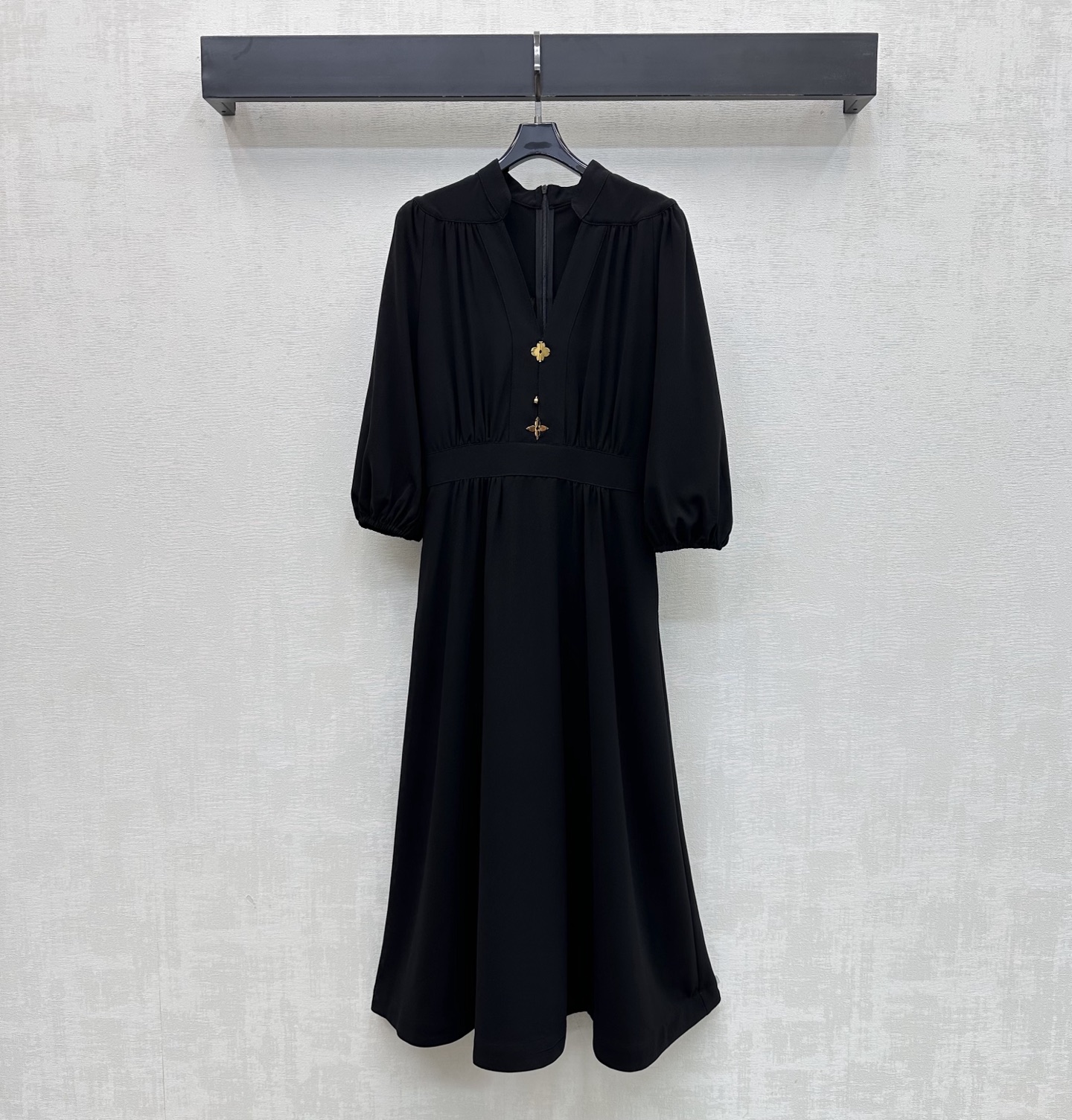 NO:801084,Louis Vuitto*2026 New Arrival Metal Logo Dress Customized YB imported cotton and linen material Glossy and slim  The upper body is elegant and full of gold. High version 2 colors, Louis Vuitton, skirts,19860909Louis Vuitto*2026新品上架金属徽标连衣裙定制YB进口棉麻材质 光泽垂顺有型 前襟交叠呈现V领效果 增添造型层次感 更好修饰肩颈线条更显纤细 腰间搭配收腰裁剪设计勾勒曲线 配合领边标志性金属四叶草徽标装饰 彰显品牌调性 精细压褶裙摆处理 更显风格自由洒脱 面辅料开发 中袖连衣长裙版型剪裁 上身优雅千金感十足  高版本2色,,louis vuitton,skirts,,Women's clothing