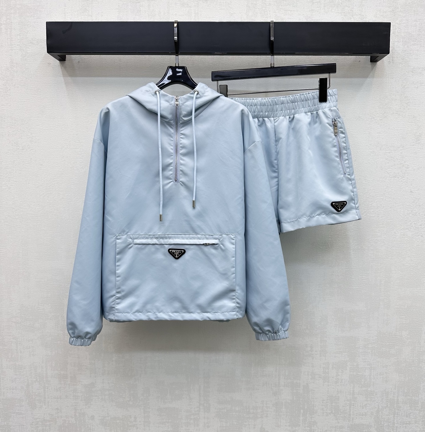 NO:801072,Prad*2026 new arrival nylon hooded sweatshirt shorts suit customized YB imported environmentally friendly regenerated nylon material. Glossy, comfortable and stylish. Decorated with large-capacity pockets on both sides to create layers and add a casual atmosphere to work clothes. Decorated with the iconic triangle logo to highlight the brand tone. The printed letter details can highlight the sense of individuality and high-end. The drawstring adjustment design at the hem allows for flexible movement to make youthful vitality appear. The loose version modifies the waist shape and is more tolerant to the body. Development of surface accessories. Hooded pullover sweatshirt shorts style tailoring  Complete set of fashionable outfits, high version in 2 colors, prada, hoodie, sweatshirts, shorts, hats,19860909Prad*2026新品上架尼龙连帽卫衣短裤套装定制YB进口环保再生尼龙材质 光泽舒适有型 饰以两侧大容量口袋形成层次同时增加工装休闲气息 配合标志性三角徽标点缀之上装饰 彰显品牌调性 印刻字母细节更能突出个性高级感 下摆抽绳调节设计灵活行动 让青春活力立显 宽松版型修饰腰身体型对身材包容度更高 面辅料开发 连帽套头卫衣短裤版型剪裁 成套穿搭潮流时髦  高版本2色,,prada,hoodie,sweatshirts,shorts,hats,,Women's clothing