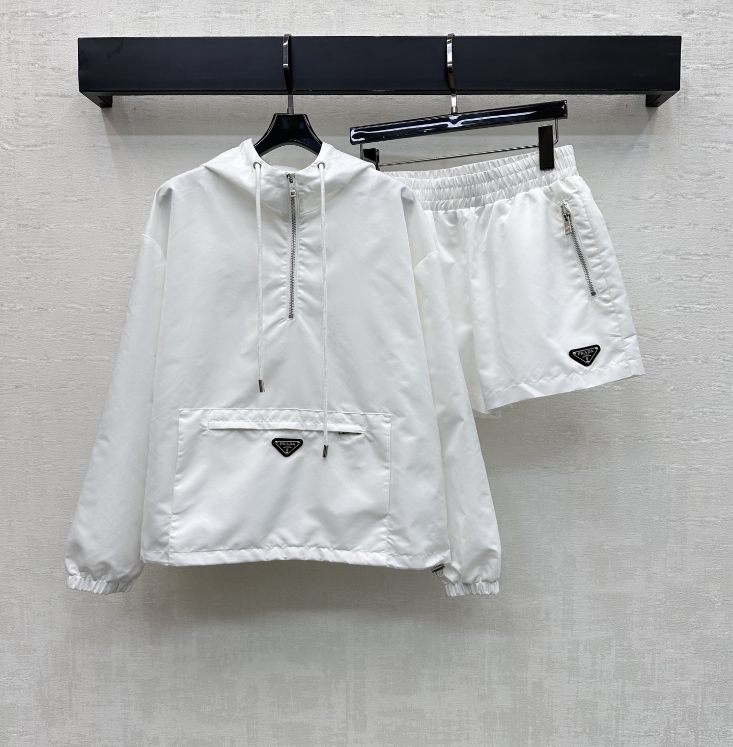 NO:801066,Prad*2026 new arrival nylon hooded sweatshirt shorts suit customized YB imported environmentally friendly regenerated nylon material. Glossy, comfortable and stylish. Decorated with large-capacity pockets on both sides to create layers and add a casual atmosphere to work clothes. Decorated with the iconic triangle logo to highlight the brand tone. The printed letter details can highlight the sense of individuality and high-end. The drawstring adjustment design at the hem allows for flexible movement to make youthful vitality appear. The loose version modifies the waist shape and is more tolerant to the body. Development of surface accessories. Hooded pullover sweatshirt shorts style tailoring  Complete set of fashionable outfits, high version in 2 colors, prada, hoodie, sweatshirts, shorts, hats,19860909Prad*2026新品上架尼龙连帽卫衣短裤套装定制YB进口环保再生尼龙材质 光泽舒适有型 饰以两侧大容量口袋形成层次同时增加工装休闲气息 配合标志性三角徽标点缀之上装饰 彰显品牌调性 印刻字母细节更能突出个性高级感 下摆抽绳调节设计灵活行动 让青春活力立显 宽松版型修饰腰身体型对身材包容度更高 面辅料开发 连帽套头卫衣短裤版型剪裁 成套穿搭潮流时髦  高版本2色,,prada,hoodie,sweatshirts,shorts,hats,,Women's clothing