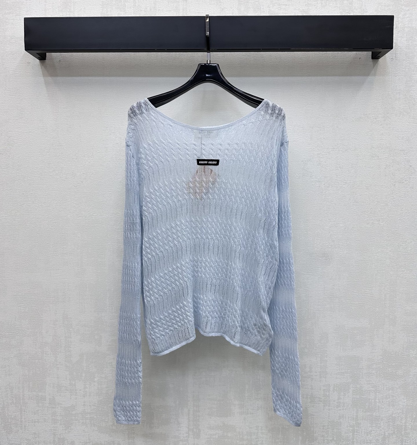 NO:801526,Miumi*2026 new product launch embroidered logo sweater, customized YB imported cotton thread material, high-grade texture, relaxed wear, embroidered hollow texture design throughout, adding layering to the look, iconic letter logo decoration in the center of the chest, highlighting the brand tone, development of surface accessories, round neck, off-shoulder, long-sleeved tops, tailoring, simple and advanced daily commuting wear, high version,,miumiu,19860909Miumi*2026新品上架刺绣徽标针织衫定制YB进口棉线材质 质感高级 穿搭松弛 通体沿用绣花镂空肌理设计 增添造型层次感 胸前居中点缀标志性字母徽标装饰 彰显品牌调性 面辅料开发 圆领落肩长袖上衣版型剪裁 日常通勤穿搭简约高级 高版本,,miumiu,,Women's clothing