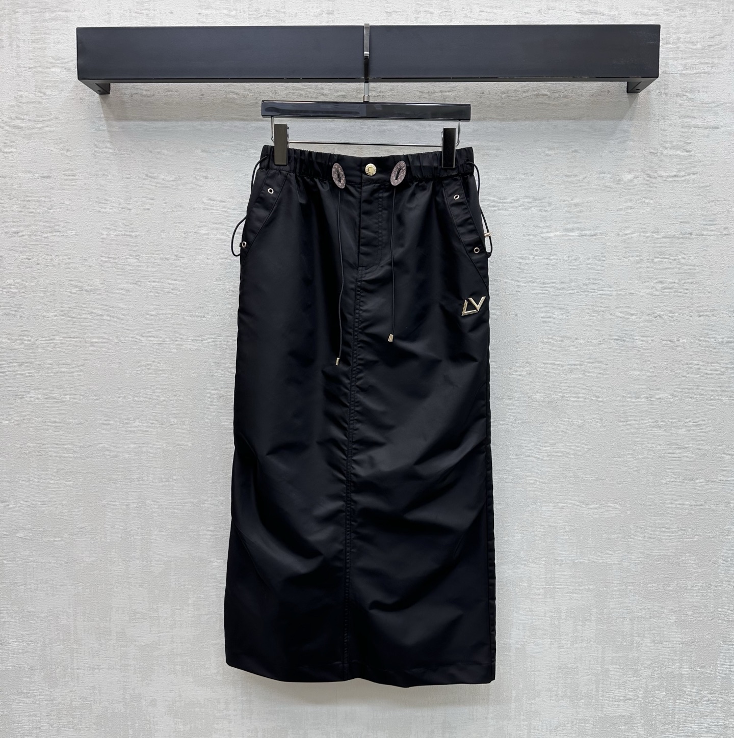 NO:801078,Louis Vuitto*2026 new arrivals drawstring workwear skirt, made of YB imported nylon material, glossy, comfortable and stylish, symmetrical diagonal pockets with multiple drawstring adjustment design, adding layering to the look, iconic metal letter logo embellished on the waist and crotch, highlighting the brand tone, development of surface accessories, high waist straight skirt cut, easily modify the waist and crotch, casually matched with trendy fashion, high version 2 colors, Louis Vuitton, skirts,19860909Louis Vuitto*2026新品上架抽绳工装半裙定制YB进口尼龙材质 光泽舒适有型 对称斜插口袋配合多处抽绳调节设计 增添造型层次感 标志性金属字母徽标点缀于腰胯侧 彰显品牌调性 面辅料开发 高腰直筒半裙版型剪裁 轻松修饰腰身胯部 随意搭配穿搭潮流时髦  高版本2色,,louis vuitton,skirts,,Women's clothing