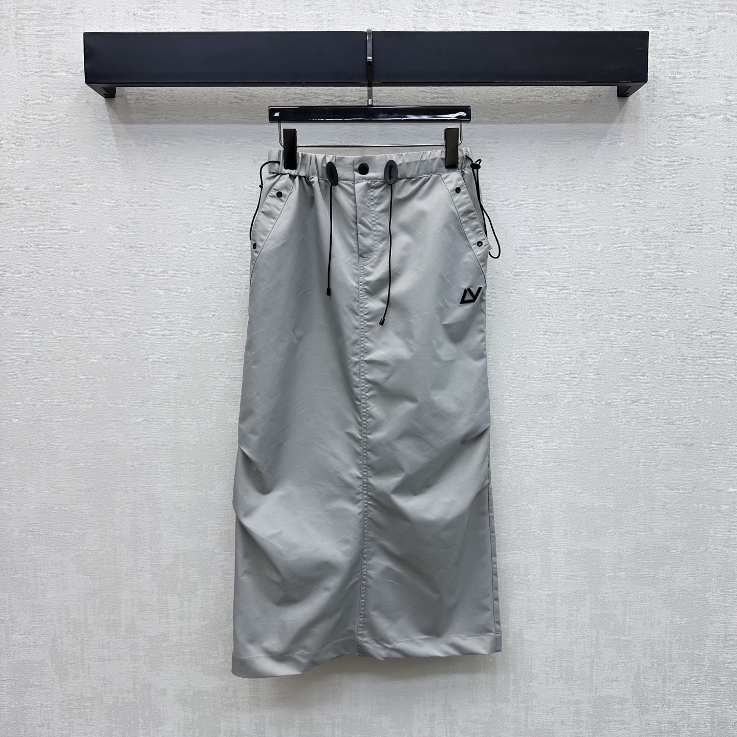 NO:801081,Louis Vuitto*2026 new arrivals drawstring workwear skirt, made of YB imported nylon material, glossy, comfortable and stylish, symmetrical diagonal pockets with multiple drawstring adjustment design, adding layering to the look, iconic metal letter logo embellished on the waist and crotch, highlighting the brand tone, development of surface accessories, high waist straight skirt cut, easily modify the waist and crotch, casually matched with trendy fashion, high version 2 colors, Louis Vuitton, skirts,19860909Louis Vuitto*2026新品上架抽绳工装半裙定制YB进口尼龙材质 光泽舒适有型 对称斜插口袋配合多处抽绳调节设计 增添造型层次感 标志性金属字母徽标点缀于腰胯侧 彰显品牌调性 面辅料开发 高腰直筒半裙版型剪裁 轻松修饰腰身胯部 随意搭配穿搭潮流时髦  高版本2色,,louis vuitton,skirts,,Women's clothing