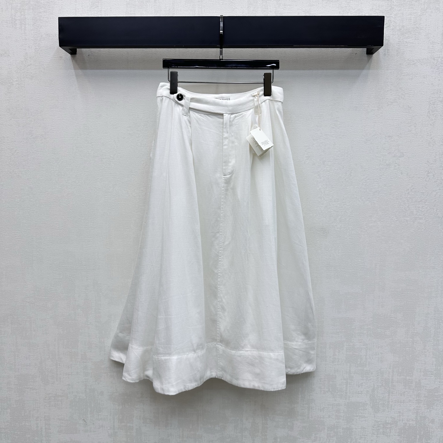 NO:801119,BC*2026 new products are on the shelves. Linen pleated skirt is made of YB imported linen material. Comfortable and stylish. The whole body is plain stitched with vertically distributed texture. Cutting and details are used to enhance sophistication. Details highlight taste and add layering to the look. Use oblique side buttons to adjust and double-layer skirt with built-in anti-exposure design. Highlight the brand tone. Development of surface accessories. High-waisted pleated skirt tailoring. Casual and smart. High version, skirts,19860909BC*2026新品上架亚麻压褶半裙定制YB进口亚麻材质 舒适有型 通体素色拼接竖向分布肌理 利用裁剪和细节提升精致度 细节凸显品味 增添造型层次感 沿用斜侧纽扣调节配合双层裙摆内置防走光设计 彰显品牌调性 面辅料开发 高腰压褶半裙剪裁 随意穿搭知性感满满  高版本,,skirts,,Women's clothing