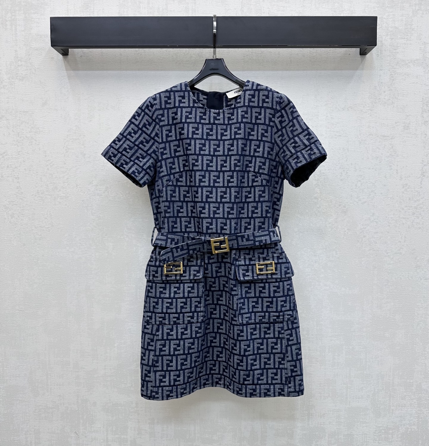 NO:801093,Fend*2026 new products on the shelves jacquard belt denim dress customized YB imported jacquard denim material, stiff, comfortable and stylish, enzyme washing process, showing a retro color feeling, the whole body is covered with old money feeling, double F letter jacquard logo elements, highlighting the brand tone, chest and waist three-dimensional contour line cutting design, combined with the metal buckle belt of this fabric to effectively narrow and outline the curve, echoing the symmetrical pocket details, adding a sense of layering to the shape, the conventional straight version is more slim and tolerant, development of surface accessories  The round neck short-sleeved dress is cut to make it more stylish and stylish. High version, fendi, skirts, T-shirt,19860909Fend*2026新品上架提花腰带牛仔连衣裙定制YB进口提花牛仔材质 挺括舒适有型 酵素水洗工艺 呈现复古擦色感 通体满铺老钱感满铺双F字母提花徽标元素 彰显品牌调性 胸腰身立体轮廓线裁剪设计 配合本布金属扣腰带有效收窄勾勒曲线 呼应对称口袋细节 增添造型层次感 常规直筒版型更为显瘦包容 面辅料开发 圆领短袖连衣裙剪裁 穿搭更加出彩时髦   高版本,,fendi,skirts,T-shirt,,Women's clothing