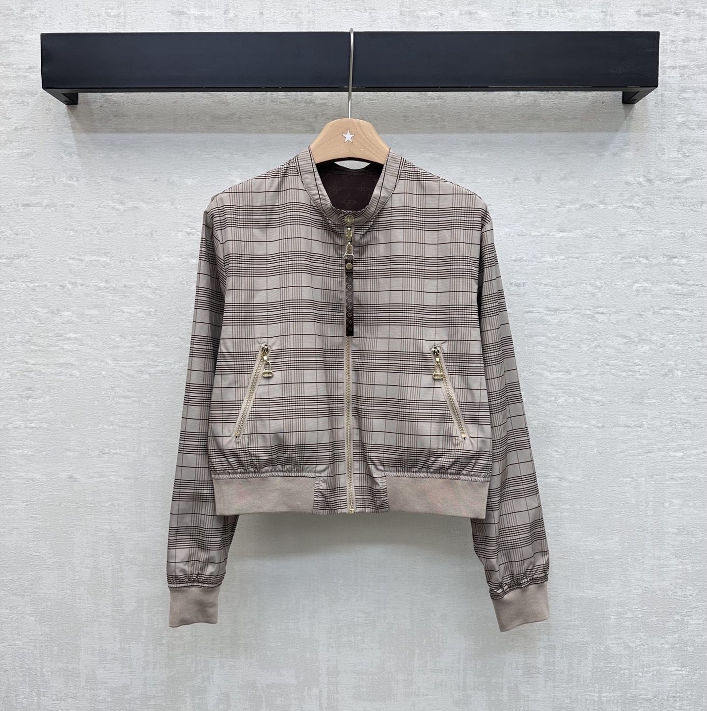 NO:801105,Louis Vuitto*2026 new products are on the shelves. The double-sided jacket is made of YB imported nylon material. It is breathable and comfortable and full of texture. It follows the reversible version design. One side is covered with four-leaf clover letter printing pattern and one side is decorated with irregular plaid printing elements to highlight the brand tone. It is equipped with classic zipper and leather buckle adjustment. The cuff hem is elastically tightened with contrasting threads to add a sense of layering to the look. Fully reflect the relaxed and fashionable charm of the outfit. Development of surface accessories. Stand-up collar jacket tailoring  Casual and stylish, the high version can be worn in two ways,,louis vuitton,jackets & coats,jackets & coats,19860909Louis Vuitto*2026新品上架 双面夹克外套定制YB进口尼龙材质 透气舒适 质感十足 沿用两面穿版型设计 一面满铺四叶草字母印花图案点缀 一面不规则格纹印花元素装饰 彰显品牌调性 搭配经典拉链皮扣调节处理 袖口下摆撞色螺纹弹力收紧 增添造型层次感 充分体现穿搭松弛与时尚魅力 面辅料开发 立领夹克外套剪裁 随意外搭出彩时髦 高版本2面穿,,louis vuitton,jackets & coats,jackets & coats,,Women's clothing