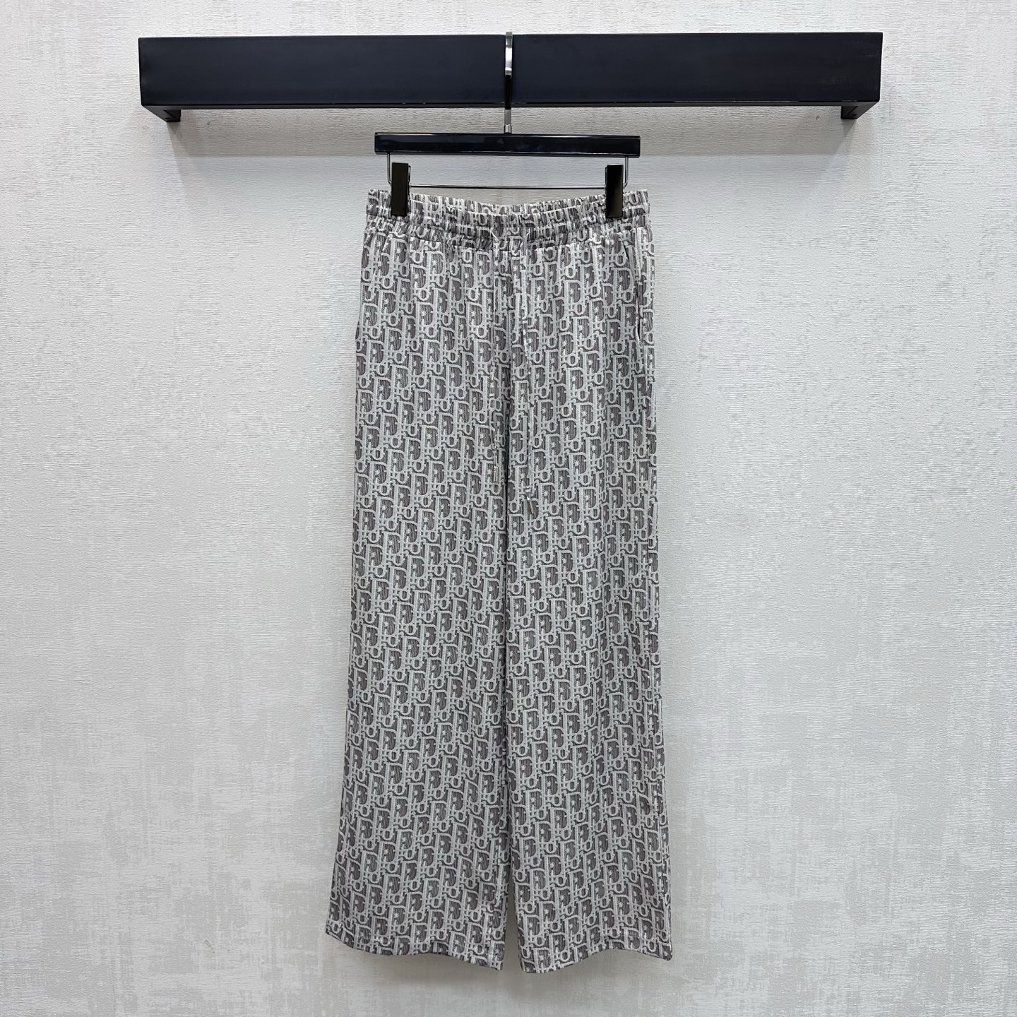 NO:801103,Dio*2026 new arrival printed drawstring trousers customized YB imported material Breathable and comfortable, full of texture Adopt elastic elastic waist drawstring adjustment design to add layering to the style Decoration of iconic letter logo pattern printed all over the body Highlights the brand tone Development of surface accessories High-waisted straight trousers cut with the same series of shirts Easy to control for commuting and vacation High version, dior,19860909Dio*2026新品上架印花抽绳长裤定制YB进口材质 透气舒适 质感十足 采用弹力松紧腰头抽绳调节设计 增添造型层次感 通体满印标志性字母徽标图案装饰 彰显品牌调性 面辅料开发 高腰直筒长裤版型剪裁 可搭配同系列衬衣 通勤度假轻松驾驭穿搭   高版本,,dior,,Women's clothing