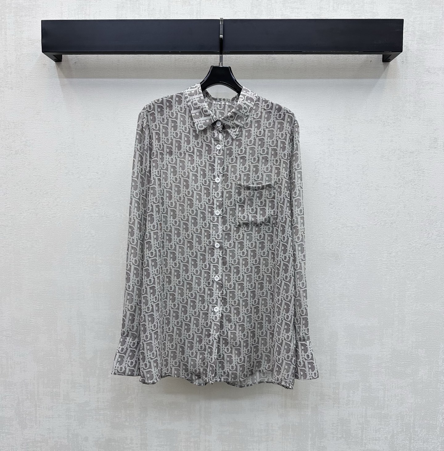 NO:801101,Dio*2026 new arrival printed tulle shirt, custom-made YB imported thin sheer material, breathable, comfortable and delicate, iconic letter logo pattern elements printed all over the body, highlighting the brand tone, placket button adjustment and single side pocket decoration on the chest, adding layering to the look. Surface accessories development, regular lapel long-sleeved shirt tailoring, can be paired with trousers of the same series, easy to control for commuting and vacation, high version, dior, shirts,19860909Dio*2026新品上架印花薄纱衬衣定制YB进口轻薄透纱材质 透气舒适细腻 通体满印标志性字母徽标图案元素 彰显品牌调性 开襟纽扣调节配合胸前单侧口袋装饰 增添造型层次感 面辅料开发 常规翻领长袖衬衫剪裁 可搭配同系列长裤 通勤度假轻松驾驭穿搭  高版本,,dior,shirts,,Women's clothing