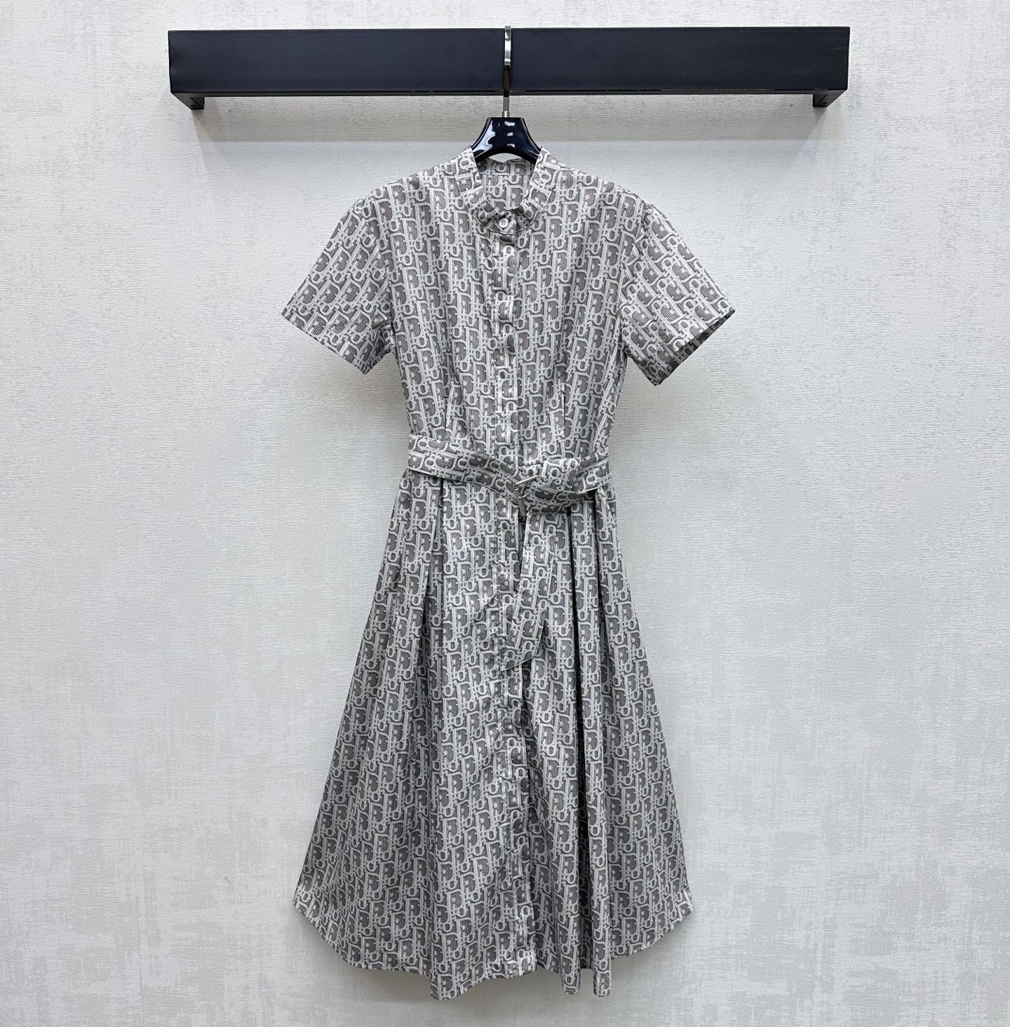 NO:801098,Dio*2026 new arrival printed shirt skirt customized YB imported material Breathable, comfortable and delicate The iconic letter logo pattern elements are printed all over the body to highlight the brand tone Hidden placket button adjustment design Combined with pleated skirt cutting to add layering to the look Development of fabric accessories Stand-up collar short-sleeved dress cut Easy to wear for commuting and vacation High version, dior, skirts, T-shirt,19860909Dio*2026新品上架印花衬衣裙定制YB进口材质 透气舒适细腻 通体满印标志性字母徽标图案元素 彰显品牌调性 隐藏式开襟纽扣调节设计 配合压褶裙摆裁剪处理 增添造型层次感 面辅料开发 立领短袖连衣裙剪裁 通勤度假轻松驾驭穿搭  高版本,,dior,skirts,T-shirt,,Women's clothing