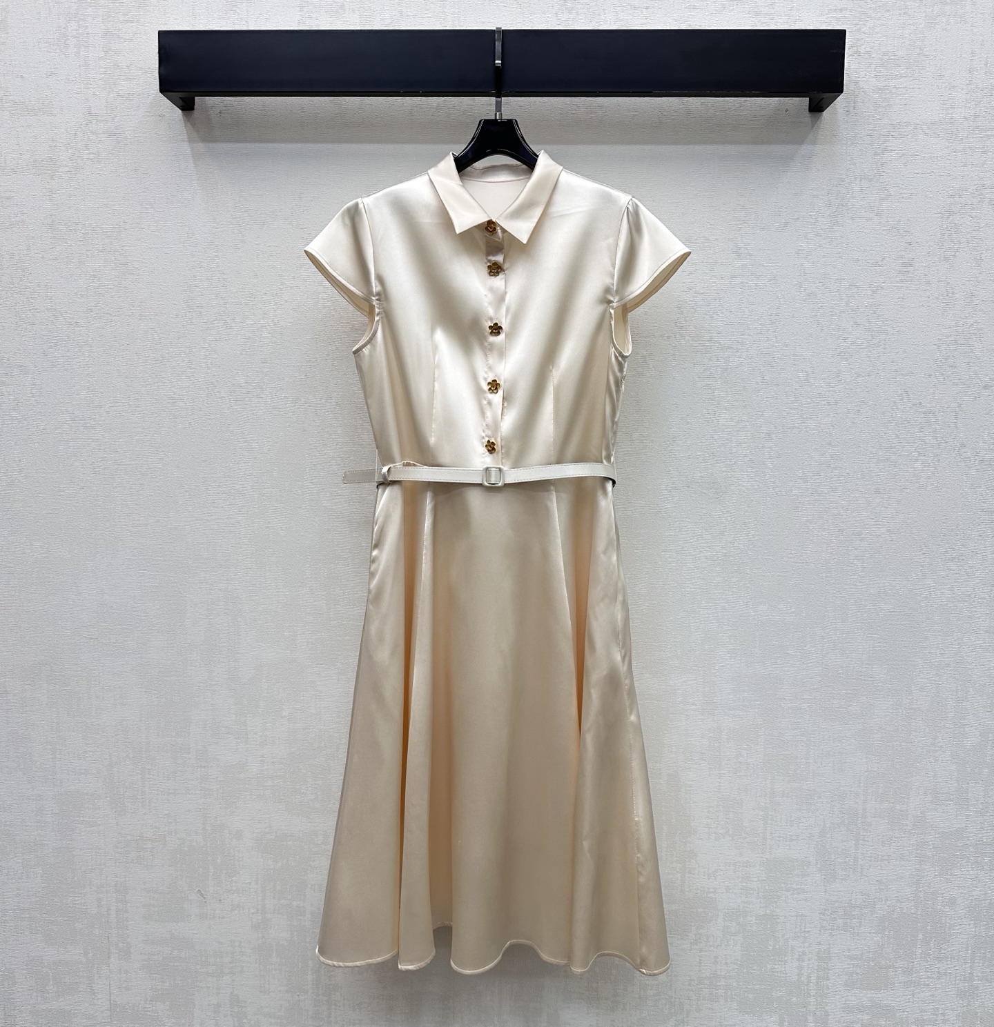 NO:801114,Louis Vuitto*2026 New Arrival Lapel Belt Dress Made of YB Imported Twill Silk, Glossy and Stylish. The metal flower buttons are used to adjust the decoration to highlight the brand tone. The pleated skirt is neatly processed with the belt waist cutting design to add layering to the look. Simple, high-end and durable, presenting a casual dressing style. Development of surface accessories. Lapel short-sleeved dress tailoring. Fashionable and stylish for commuting and dating. High version 2 colors, Louis Vuitto  vuitton,skirts,T-shirt,19860909Louis Vuitto*2026新品上架翻领腰带连衣裙定制YB进口斜纹绸材质 光泽垂顺有型 沿用半开襟金属花朵纽扣调节装饰 彰显品牌调性 配合腰带收腰裁剪设计压褶裙摆利落处理 增添造型层次感 简约高级耐看呈现随性穿搭风格 面辅料开发 翻领短袖连衣裙剪裁 通勤约会穿搭时髦洋气  高版本2色,,louis vuitton,skirts,T-shirt,,Women's clothing
