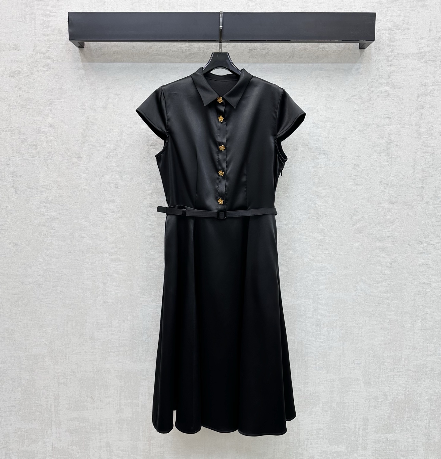 NO:801109,Louis Vuitto*2026 New Arrival Lapel Belt Dress Made of YB Imported Twill Silk, Glossy and Stylish. The metal flower buttons are used to adjust the decoration to highlight the brand tone. The pleated skirt is neatly processed with the belt waist cutting design to add layering to the look. Simple, high-end and durable, presenting a casual dressing style. Development of surface accessories. Lapel short-sleeved dress tailoring. Fashionable and stylish for commuting and dating. High version 2 colors, Louis Vuitto  vuitton,skirts,T-shirt,19860909Louis Vuitto*2026新品上架翻领腰带连衣裙定制YB进口斜纹绸材质 光泽垂顺有型 沿用半开襟金属花朵纽扣调节装饰 彰显品牌调性 配合腰带收腰裁剪设计压褶裙摆利落处理 增添造型层次感 简约高级耐看呈现随性穿搭风格 面辅料开发 翻领短袖连衣裙剪裁 通勤约会穿搭时髦洋气  高版本2色,,louis vuitton,skirts,T-shirt,,Women's clothing