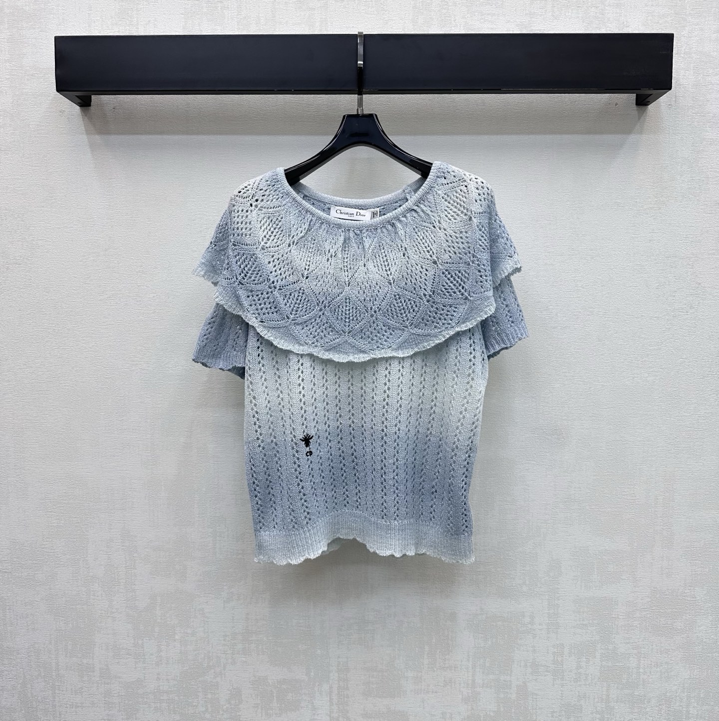 NO:801535,Dio*2026 new products are on the shelves. The spliced ​​knitted top is made of custom-made YB imported cotton thread. The texture is high-end and the wear is relaxed. The double-layer collar splicing design is used throughout the body to add layering to the look. The iconic letter bee logo decoration is embellished on the waist to highlight the brand tone. The development of surface accessories. The splicing short-sleeved top is tailored. It can be worn casually for daily commuting. It is simple and advanced. High version, dior, T-shirt,19860909Dio*2026新品上架拼接针织上衣定制YB进口棉线材质 质感高级 穿搭松弛 通体沿用双层领边拼接设计 增添造型层次感 腰侧点缀标志性字母蜜蜂徽标装饰 彰显品牌调性 面辅料开发 拼接短袖上衣版型剪裁 日常通勤随意搭配穿搭简约高级 高版本,,dior,T-shirt,,Women's clothing