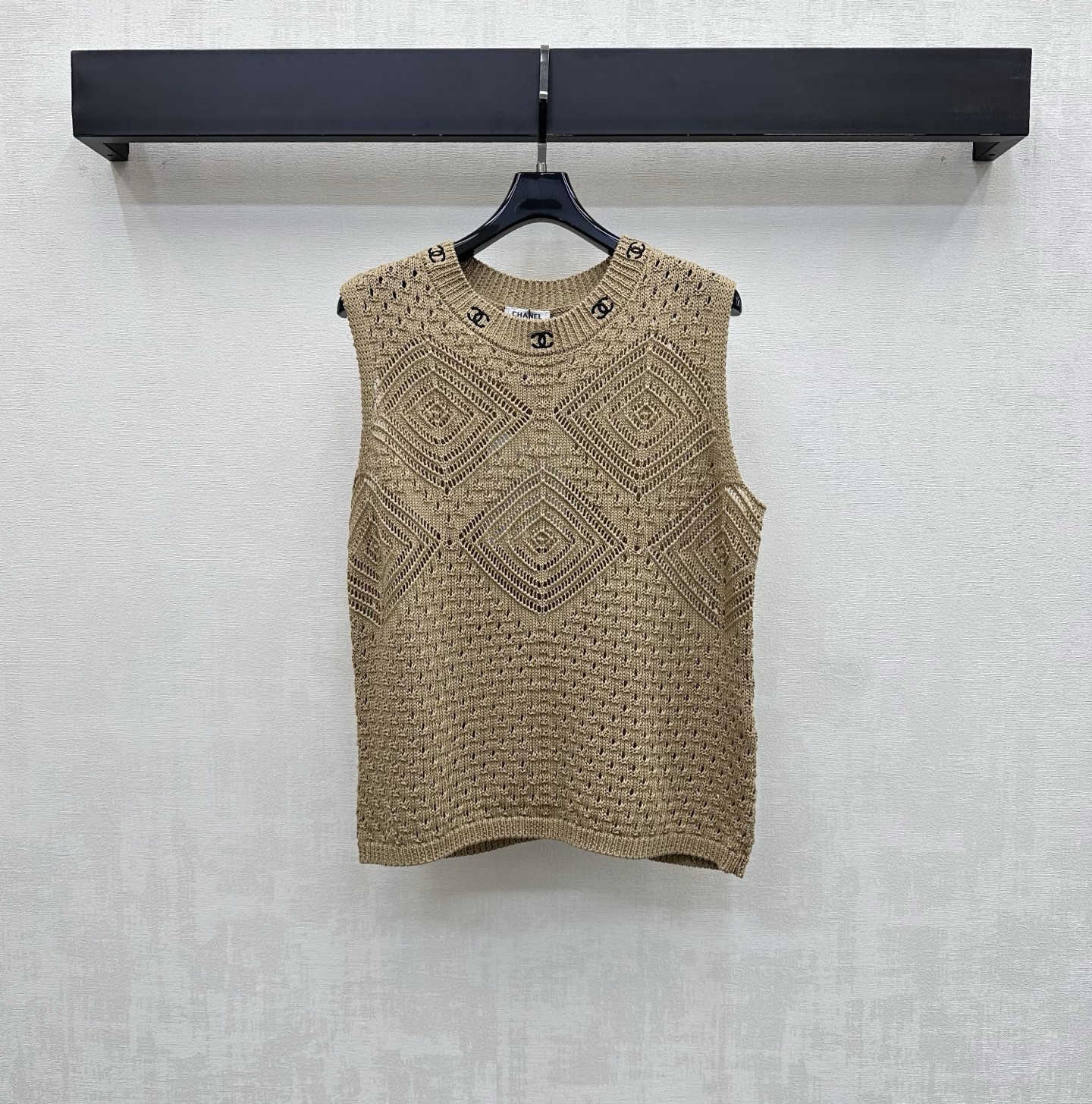 NO:801511,Chane*2026 new product launch embroidered logo knitted vest customized YB imported cotton material, high-quality texture, relaxed wear, embroidered hollow texture design throughout the body, adding layering to the look, the collar is embellished with the iconic double C letter embroidery logo decoration, highlighting the brand tone, fabric development, round neck off-shoulder vest style tailoring, daily commuting wear is simple and advanced, high version 36 38 40,,chanel,19860909Chane*2026新品上架刺绣徽标针织背心定制YB进口棉线材质 质感高级 穿搭松弛 通体沿用绣花镂空肌理设计 增添造型层次感 领边点缀标志性双C字母刺绣徽标装饰 彰显品牌调性 面辅料开发 圆领落肩背心版型剪裁 日常通勤穿搭简约高级  高版本36 38 40,,chanel,,Women's clothing
