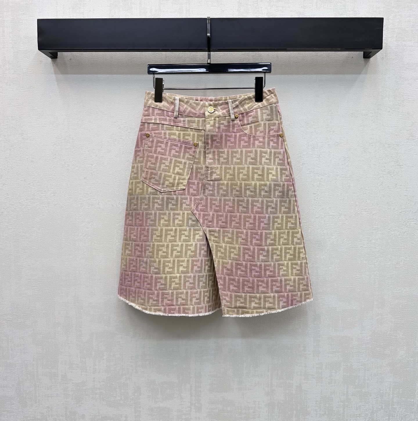NO:801097,Fend*2026 new products are on the shelves. Gradient jacquard denim skirt. Customized YB imported jacquard denim material. Stiff, comfortable and stylish. Enzyme washing process creates a gradient rendering effect. Combined with the slit skirt design to add layering to the look. The whole body is covered with old money feeling jacquard letter F logo elements to highlight the brand tone. The waist three-dimensional contour line cutting design is more slim and tolerant with the A-shaped pattern. Development of surface accessories. High-waisted buttoned skirt tailoring.  Match it casually and look fashionable. High version, fendi, skirts,19860909Fend*2026新品上架渐变提花牛仔半裙定制YB进口提花牛仔材质 挺括舒适有型 酵素水洗工艺 打造渐变渲染效果 配合开衩裙摆设计 增添造型层次感 通体满铺老钱感满铺双F字母提花徽标元素 彰显品牌调性 腰身立体轮廓线裁剪设计 配合A摆版型更为显瘦包容 面辅料开发 高腰系扣半裙剪裁 随意搭配穿搭出彩时髦   高版本,,fendi,skirts,,Women's clothing