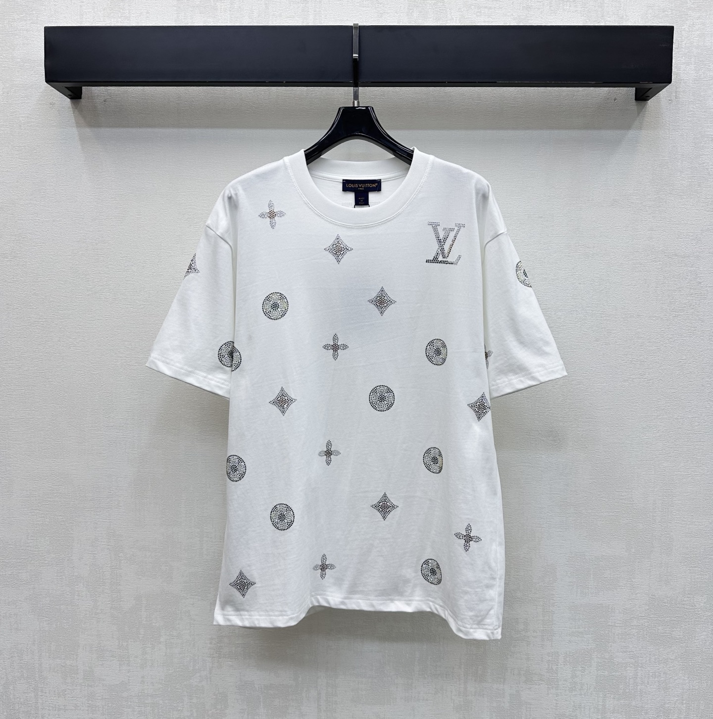 NO:801124,Louis Vuitto*2026 new products on the shelves Round neck hot diamond logo customized YB imported twill cotton material Breathable and comfortable, full of texture The details of the hot diamond process are used to create the iconic four-leaf clover letter logo element decoration to highlight the brand tone Echo the center letter design on the back to add a sense of layering to the shape Development of surface accessories Loose short-sleeved T-shirt tailoring Fashionable when worn alone High version 2 colors -,,louis  vuitton,T-shirt,tees,t-shirt,19860909Louis Vuitto*2026新品上架圆领烫钻徽标定制YB进口斜纹全棉材质 透气舒适 质感十足 沿用烫钻工艺细节处理 打造标志性四叶草字母徽标元素装饰 彰显品牌调性 呼应后背居中字母设计 增添造型层次感 面辅料开发 宽松短袖T恤剪裁 单穿内搭出彩时髦 高版本2色-,,louis vuitton,T-shirt,tees，t-shirt,,Women's clothing