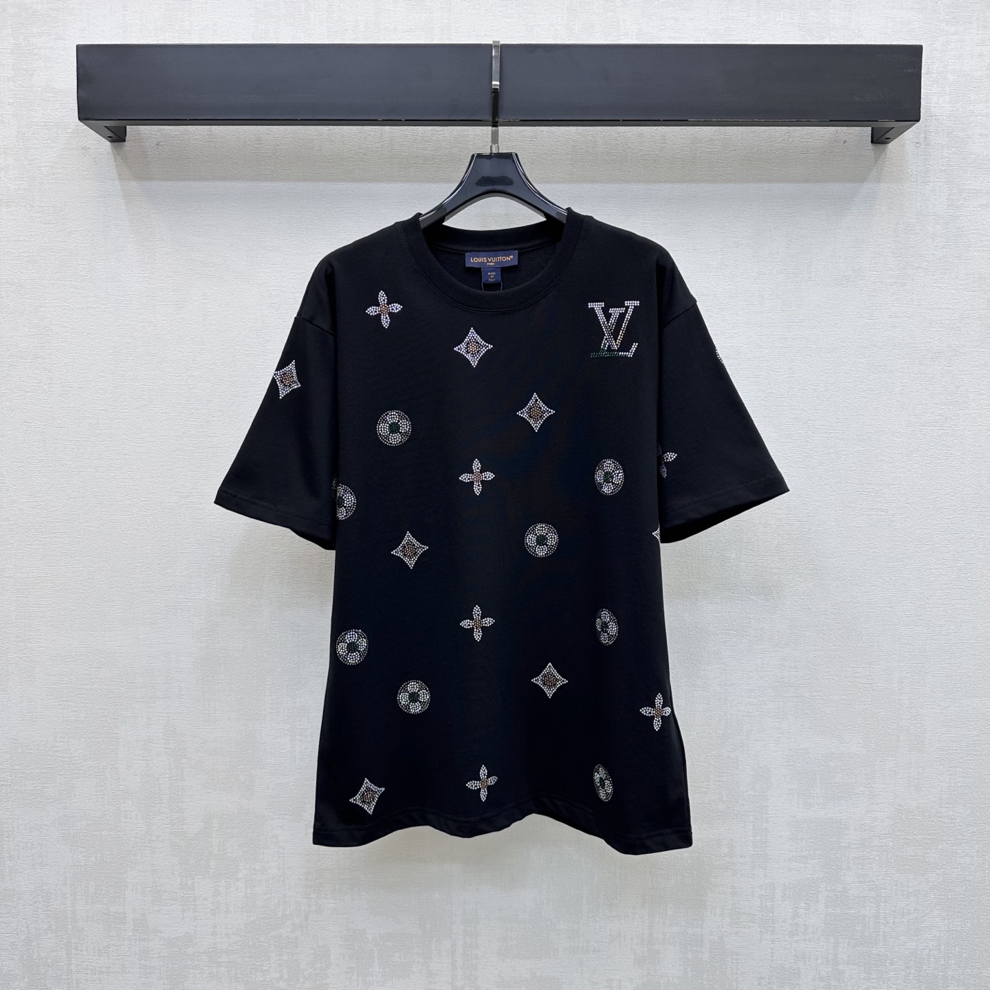 NO:801118,Louis Vuitto*2026 new products on the shelves Round neck hot diamond logo customized YB imported twill cotton material Breathable and comfortable, full of texture The details of the hot diamond process are used to create the iconic four-leaf clover letter logo element decoration to highlight the brand tone Echo the center letter design on the back to add a sense of layering to the shape Development of surface accessories Loose short-sleeved T-shirt tailoring Fashionable when worn alone High version 2 colors -,,louis  vuitton,T-shirt,tees,t-shirt,19860909Louis Vuitto*2026新品上架圆领烫钻徽标定制YB进口斜纹全棉材质 透气舒适 质感十足 沿用烫钻工艺细节处理 打造标志性四叶草字母徽标元素装饰 彰显品牌调性 呼应后背居中字母设计 增添造型层次感 面辅料开发 宽松短袖T恤剪裁 单穿内搭出彩时髦 高版本2色-,,louis vuitton,T-shirt,tees，t-shirt,,Women's clothing