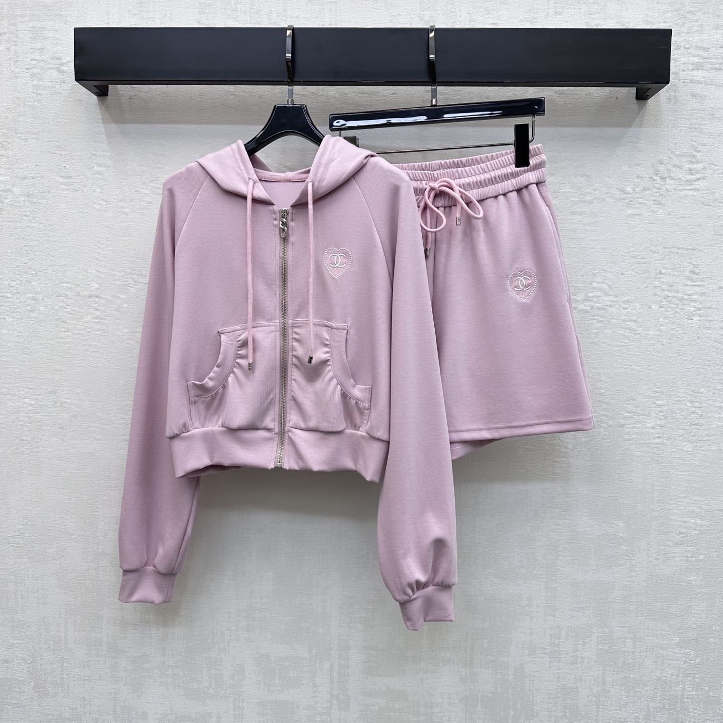 NO:801100,Chane*2026 New Arrival Hooded Jacket Shorts Set Customized YB Imported Air Cotton Material Breathable, Comfortable and Stylish Zipper Adjustment and Symmetrical Pocket Style Processing Add to the Layer of the Style The Iconic Embroidered Love Heart Double C Logo Decoration on the Chest Echoes the Back Waist and Hip Detail Design Highlighting the Brand Tonality Development of Surface Accessories Hooded Zipper Jacket Drawstring Shorts Cut Suit Wear High Street Style High Version 2 Colors 36 38  40,,chanel,shorts,jackets & coats,hats,19860909Chane*2026新品上架连帽外套短裤套装定制YB进口空气棉材质 透气舒适有型 开襟拉链调节与对称口袋版型处理 增添造型层次感 胸口点缀标志性刺绣爱心双C徽标装饰 呼应后背腰胯细节设计 彰显品牌调性 面辅料开发 连帽拉链外套抽绳短裤剪裁 套装穿搭高街风造型  高版本2色36 38 40,,chanel,shorts,jackets & coats,hats,,Women's clothing