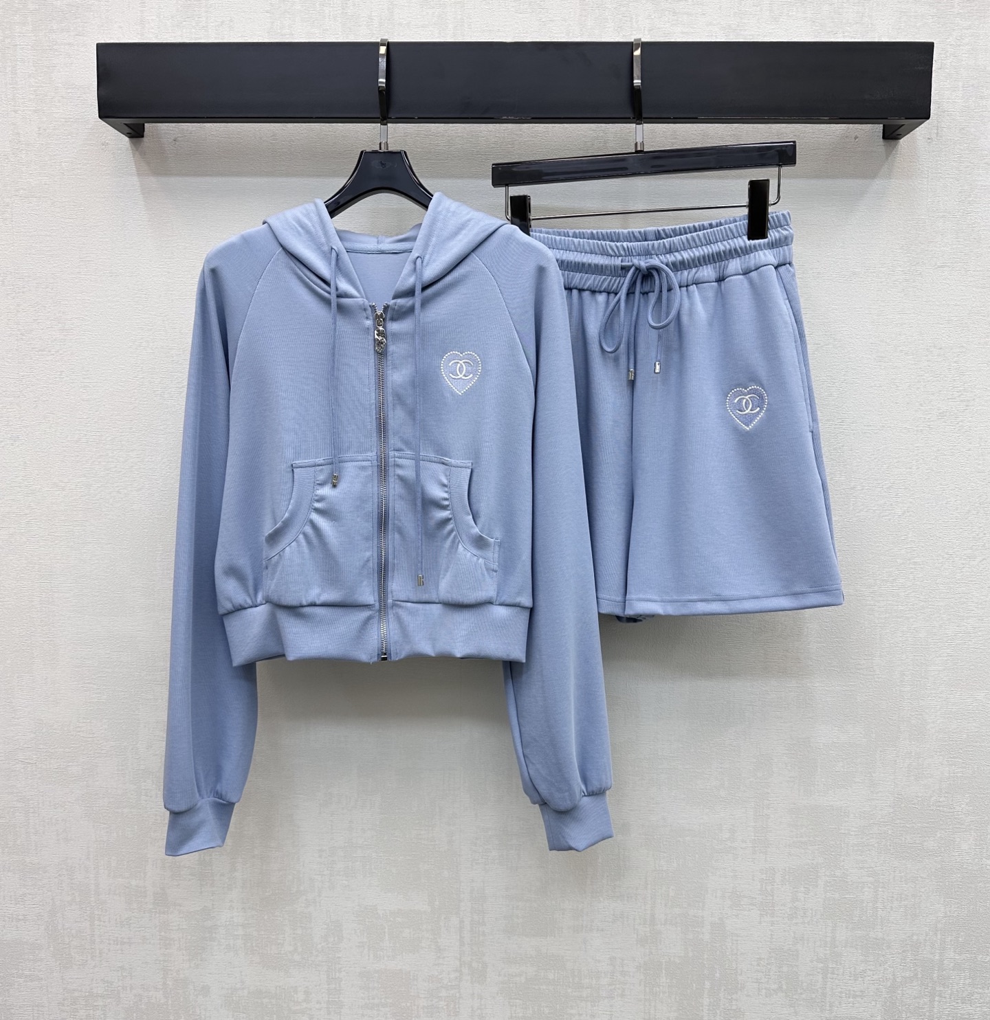 NO:801104,Chane*2026 New Arrival Hooded Jacket Shorts Set Customized YB Imported Air Cotton Material Breathable, Comfortable and Stylish Zipper Adjustment and Symmetrical Pocket Style Processing Add to the Layer of the Style The Iconic Embroidered Love Heart Double C Logo Decoration on the Chest Echoes the Back Waist and Hip Detail Design Highlighting the Brand Tonality Development of Surface Accessories Hooded Zipper Jacket Drawstring Shorts Cut Suit Wear High Street Style High Version 2 Colors 36 38  40,,chanel,shorts,jackets & coats,hats,19860909Chane*2026新品上架连帽外套短裤套装定制YB进口空气棉材质 透气舒适有型 开襟拉链调节与对称口袋版型处理 增添造型层次感 胸口点缀标志性刺绣爱心双C徽标装饰 呼应后背腰胯细节设计 彰显品牌调性 面辅料开发 连帽拉链外套抽绳短裤剪裁 套装穿搭高街风造型  高版本2色36 38 40,,chanel,shorts,jackets & coats,hats,,Women's clothing