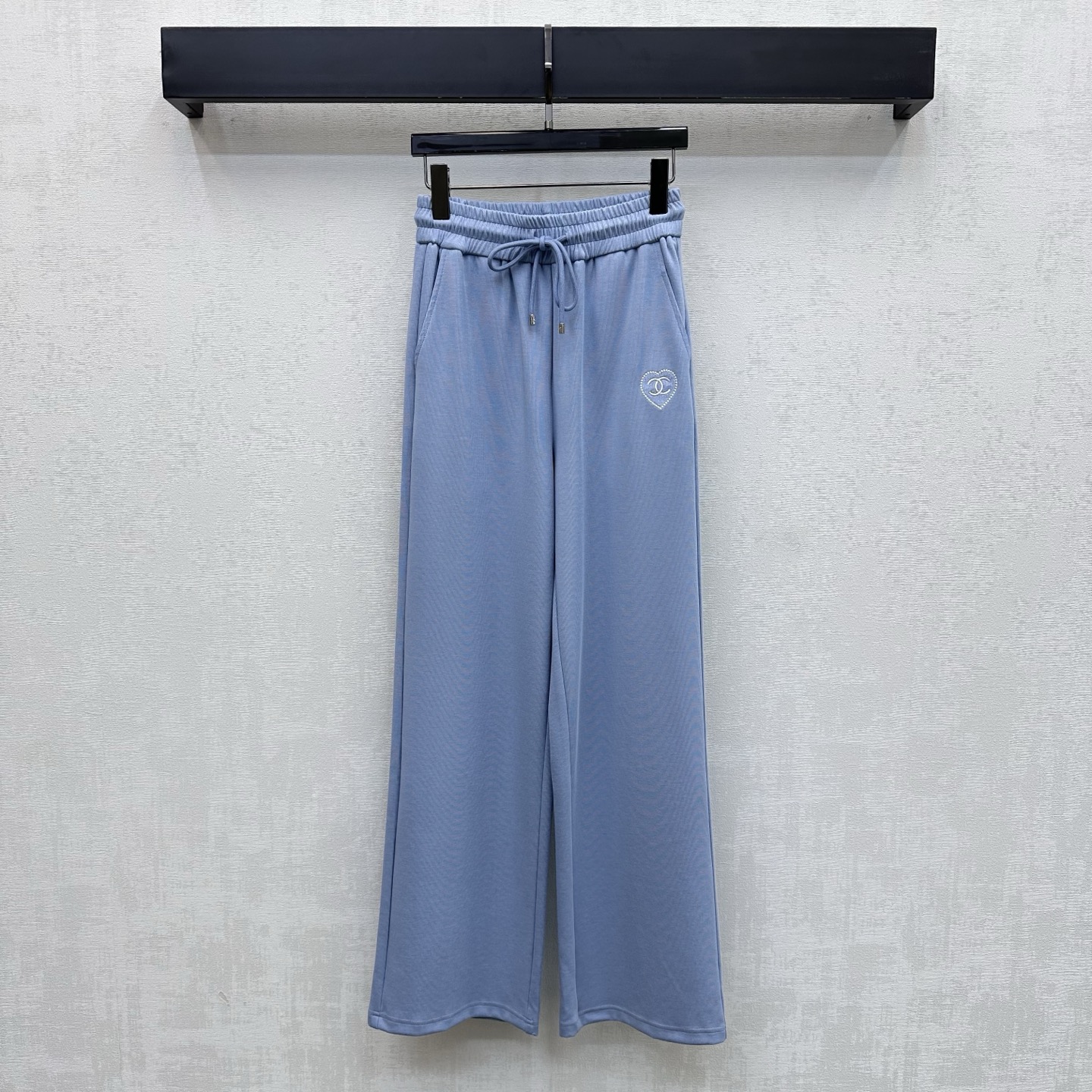 NO:801094,Chane*2026 new product launch embroidered logo straight trousers customized YB imported air cotton material Breathable, comfortable and stylish Symmetrical pockets with elastic drawstring adjustment at the waist to add layering to the look The iconic embroidered love heart double C logo decoration on the waist and hip highlights the brand tone Development of fabric accessories High-waisted straight trousers with drawstrings can be worn casually with high street styles High version 2 colors 36 38 40,,chanel,19860909Chane*2026新品上架刺绣徽标直筒长裤定制YB进口空气棉材质 透气舒适有型 对称插兜口袋配合腰间松紧抽绳调节处理 增添造型层次感 腰胯侧点缀标志性刺绣爱心双C徽标装饰 彰显品牌调性 面辅料开发 高腰抽绳直筒长裤剪裁 随意搭配穿搭高街风造型  高版本2色36 38 40,,chanel,,Women's clothing