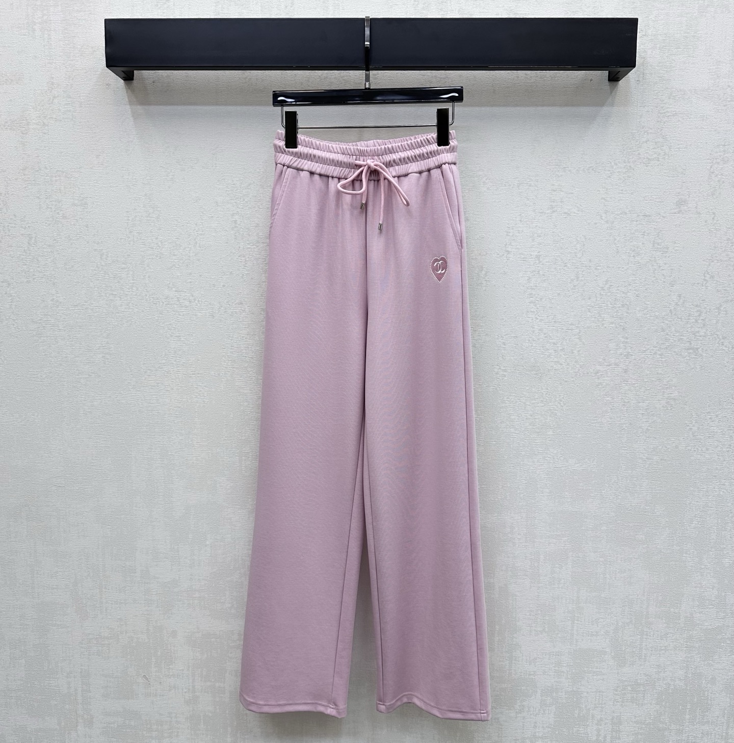 NO:801108,Chane*2026 new product launch embroidered logo straight trousers customized YB imported air cotton material Breathable, comfortable and stylish Symmetrical pockets with elastic drawstring adjustment at the waist to add layering to the look The iconic embroidered love heart double C logo decoration on the waist and hip highlights the brand tone Development of fabric accessories High-waisted straight trousers with drawstrings can be worn casually with high street styles High version 2 colors 36 38 40,,chanel,19860909Chane*2026新品上架刺绣徽标直筒长裤定制YB进口空气棉材质 透气舒适有型 对称插兜口袋配合腰间松紧抽绳调节处理 增添造型层次感 腰胯侧点缀标志性刺绣爱心双C徽标装饰 彰显品牌调性 面辅料开发 高腰抽绳直筒长裤剪裁 随意搭配穿搭高街风造型  高版本2色36 38 40,,chanel,,Women's clothing