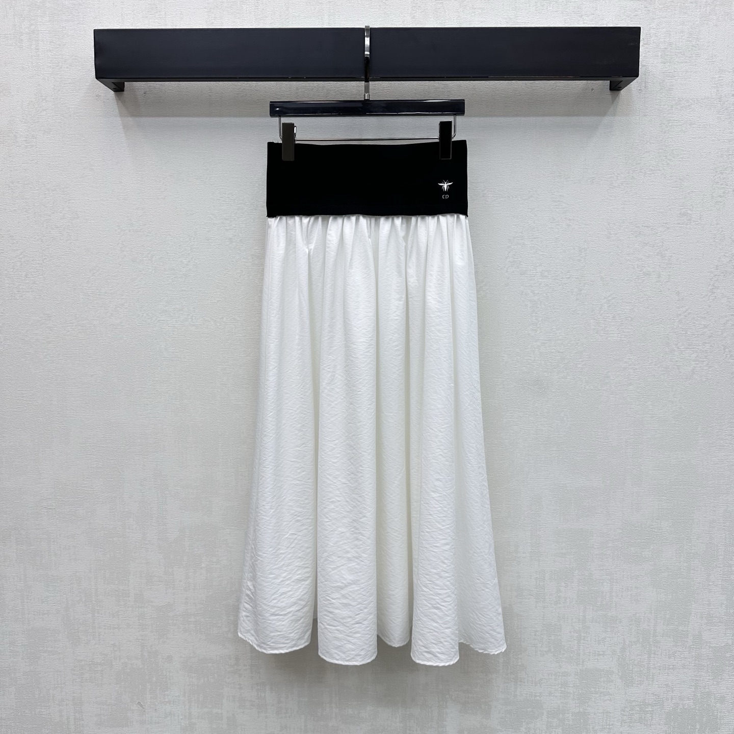 NO:801129,Dio*2026 new products are on the shelves. High-waisted webbing skirt is made of YB imported twill cotton material. It is made of high-quality, stiff and stylish. The waist is made of wide-edge elastic elastic band technology and A-line pleated skirt design to add layering to the look. The waist and hips are decorated with iconic embroidered CD bee logo elements to highlight the brand tone. Surface accessories development. High-waisted pleated skirt tailoring. Casual matching and relaxed yet fashionable, more high street charm.  High version 2 colors,,dior,skirts,19860909Dio*2026新品上架高腰织带半裙定制YB进口斜纹全棉材质 质感上乘 挺括有型 腰间利用宽边贴身弹力松紧边带工艺配合A字压褶裙摆版型设计 增添造型层次感 腰胯点缀标志性刺绣CD蜜蜂徽标元素装饰 彰显品牌调性 面辅料开发 高腰压褶半裙剪裁 随意搭配穿搭松弛不失时髦感 更具高街魅力 高版本2色,,dior,skirts,,Women's clothing