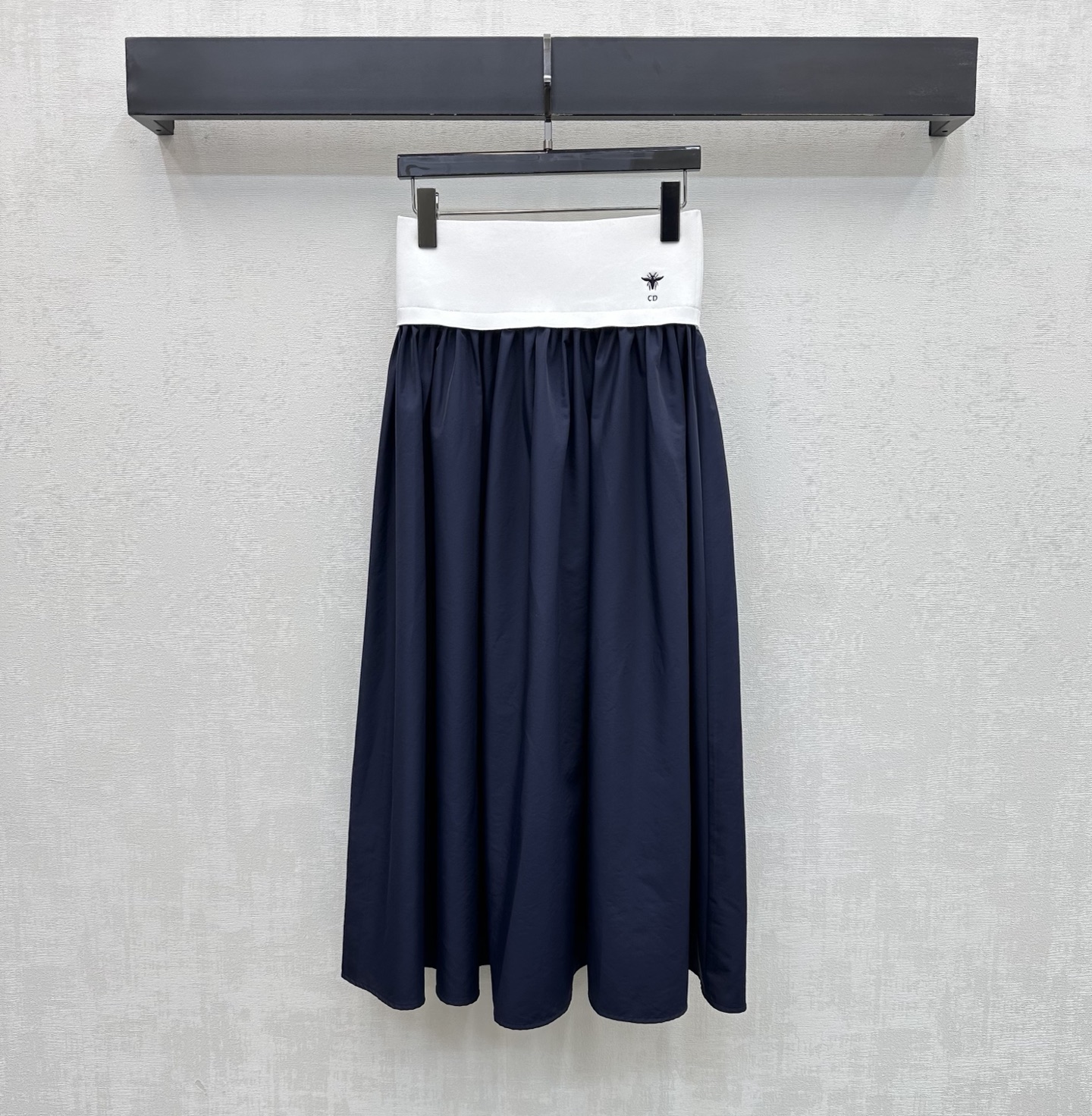 NO:801133,Dio*2026 new products are on the shelves. High-waisted webbing skirt is made of YB imported twill cotton material. It is made of high-quality, stiff and stylish. The waist is made of wide-edge elastic elastic band technology and A-line pleated skirt design to add layering to the look. The waist and hips are decorated with iconic embroidered CD bee logo elements to highlight the brand tone. Surface accessories development. High-waisted pleated skirt tailoring. Casual matching and relaxed yet fashionable, more high street charm.  High version 2 colors,,dior,skirts,19860909Dio*2026新品上架高腰织带半裙定制YB进口斜纹全棉材质 质感上乘 挺括有型 腰间利用宽边贴身弹力松紧边带工艺配合A字压褶裙摆版型设计 增添造型层次感 腰胯点缀标志性刺绣CD蜜蜂徽标元素装饰 彰显品牌调性 面辅料开发 高腰压褶半裙剪裁 随意搭配穿搭松弛不失时髦感 更具高街魅力 高版本2色,,dior,skirts,,Women's clothing