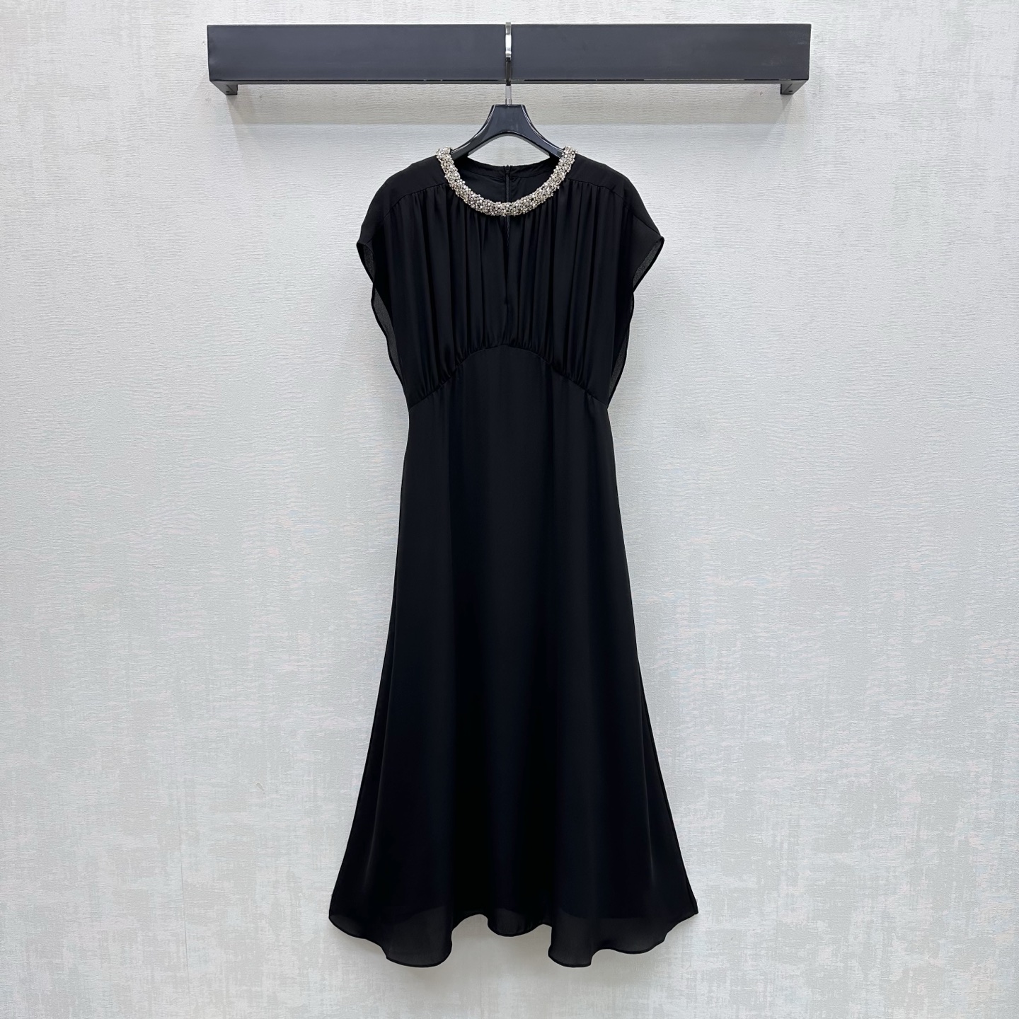 NO:801131,Celin*2026 new product launch beaded silk dress customized YB imported silk material, high-quality texture, comfortable and draped, using pleated pleated three-dimensional cutting design to fit the human body, adding layering to the shape. The fabric is smooth and draped. The neckline is surrounded by heavy-duty hot-drilled beading decoration to highlight the brand tone. Rich visual effects make it more fashionable. Development of surface accessories. Round neck short-sleeved dress tailoring. The upper body is elegant and retro. It is suitable for daily commuting and banquets.  High version-,,celine,skirts,T-shirt,real silk,19860909Celin*2026新品上架钉珠真丝连衣裙定制YB进口真丝材质 质感高级 舒适垂顺 沿用褶皱压褶立体裁剪设计贴合人体 增添造型层次感 面料平整垂顺 领口环绕整圈重工烫钻钉珠装饰 彰显品牌调性 丰富视觉效果更显时髦 面辅料开发 圆领短袖连衣裙剪裁 上身优雅复古 日常通勤宴会都 高版本-,,celine,skirts,T-shirt,real silk,,Women's clothing