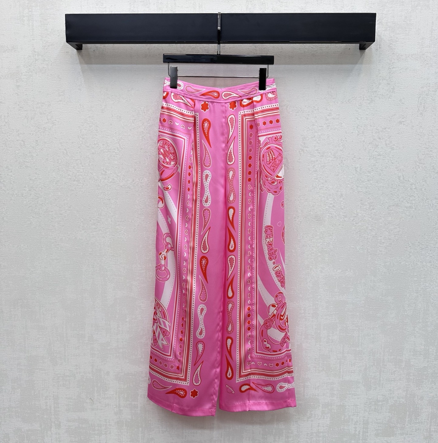 NO:801113,Herme*2026 new arrival silk printed straight trousers, customized YB imported 100% mulberry silk material, comfortable texture, vertical and breathable, artistic line printing pattern throughout, instantly lighting up the overall rich visual effect, highlighting the brand's tone, striped contrasting waistband design, webbing adjustment processing, adding layering to the look, surface accessories development, high-waisted straight trousers cut, can be matched with shirts from the same series, easily worn for daily outings or vacations, creating an elegant and relaxed atmosphere  High version-,,hermes,real silk,19860909Herme*2026新品上架真丝印花直筒长裤定制YB进口百分百桑蚕丝材质 质感舒适 垂顺透气 通体采用艺术感线条印花图案 瞬间点亮整体丰富视觉效果 彰显品牌调性 条纹撞色腰头设计织带调节处理 增添造型层次感 面辅料开发 高腰直筒长裤剪裁 可搭配同系列衬衣 日常出街还是度假成套穿搭轻松穿出优雅松弛氛围感  高版本-,,hermes,real silk,,Women's clothing