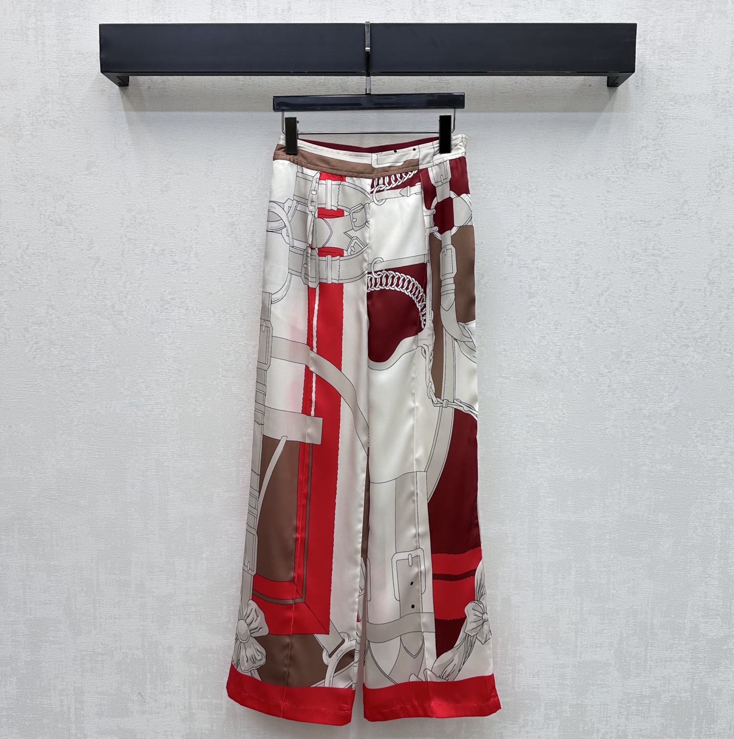 NO:801128,Herme*2026 new arrival silk printed straight trousers, customized YB imported 100% mulberry silk material, comfortable texture, vertical and breathable, artistic line printing pattern throughout, instantly lighting up the overall rich visual effect, highlighting the brand's tone, striped contrasting waistband design, webbing adjustment processing, adding layering to the look, surface accessories development, high-waisted straight trousers cut, can be matched with shirts from the same series, easily worn for daily outings or vacations, creating an elegant and relaxed atmosphere  High version-,,hermes,real silk,19860909Herme*2026新品上架真丝印花直筒长裤定制YB进口百分百桑蚕丝材质 质感舒适 垂顺透气 通体采用艺术感线条印花图案 瞬间点亮整体丰富视觉效果 彰显品牌调性 条纹撞色腰头设计织带调节处理 增添造型层次感 面辅料开发 高腰直筒长裤剪裁 可搭配同系列衬衣 日常出街还是度假成套穿搭轻松穿出优雅松弛氛围感  高版本-,,hermes,real silk,,Women's clothing