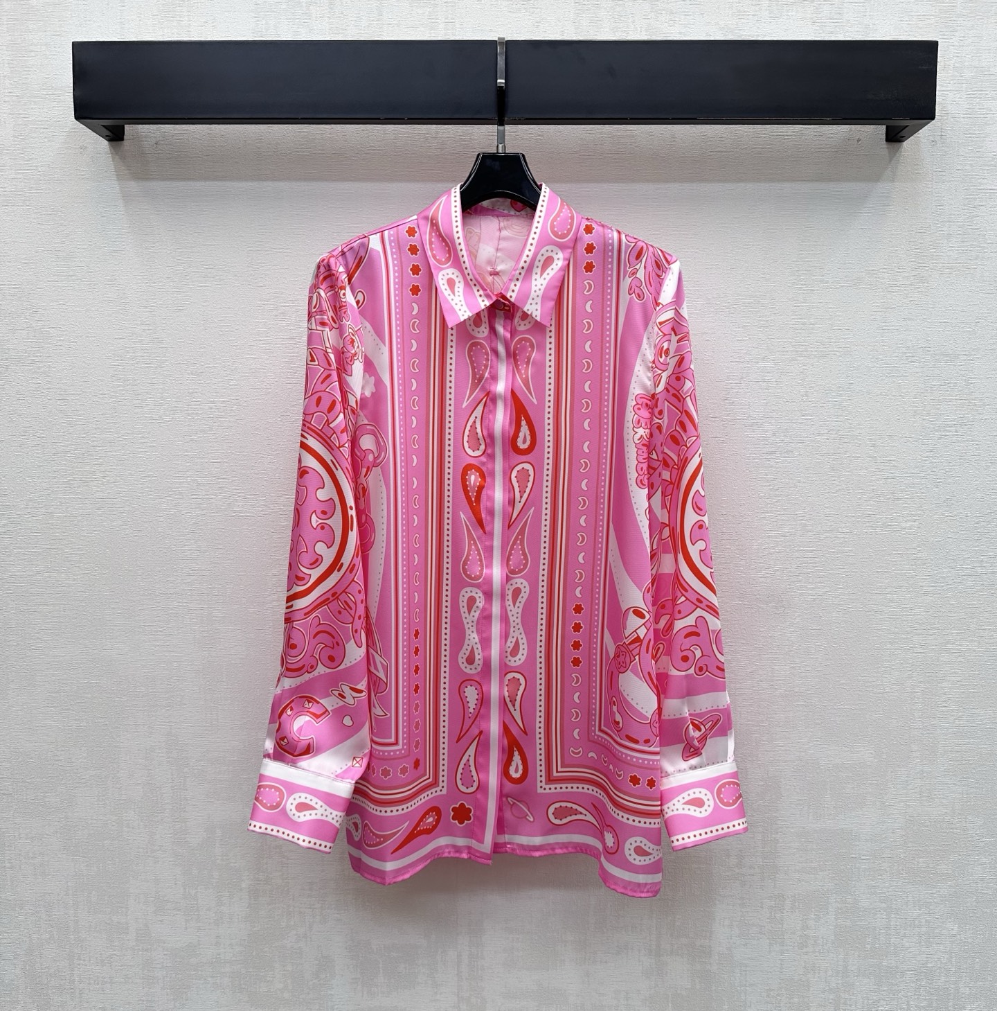 NO:801132,Herme*2026 new products are on the shelves. Silk printed long-sleeved shirts are made of 100% imported YB mulberry silk. The texture is comfortable, draped and breathable. The whole body is printed with artistic lines, which instantly brightens the overall visual effect and highlights the brand tone. The front placket is designed with hidden buttons to adjust the placket, adding layering to the look. Surface accessories development. Lapel long-sleeved shirt tailoring. Can be paired with trousers of the same series. Easily wear it for daily outings or vacations, creating an elegant and relaxed atmosphere.  High version-,,hermes,shirts,real silk,19860909Herme*2026新品上架真丝印花长袖衬衫定制YB进口百分百桑蚕丝材质 质感舒适 垂顺透气 通体采用艺术感线条印花图案 瞬间点亮整体丰富视觉效果 彰显品牌调性 前襟沿用隐藏式纽扣调节开襟设计 增添造型层次感 面辅料开发 翻领长袖衬衣剪裁 可搭配同系列长裤 日常出街还是度假成套穿搭轻松穿出优雅松弛氛围感   高版本-,,hermes,shirts,real silk,,Women's clothing