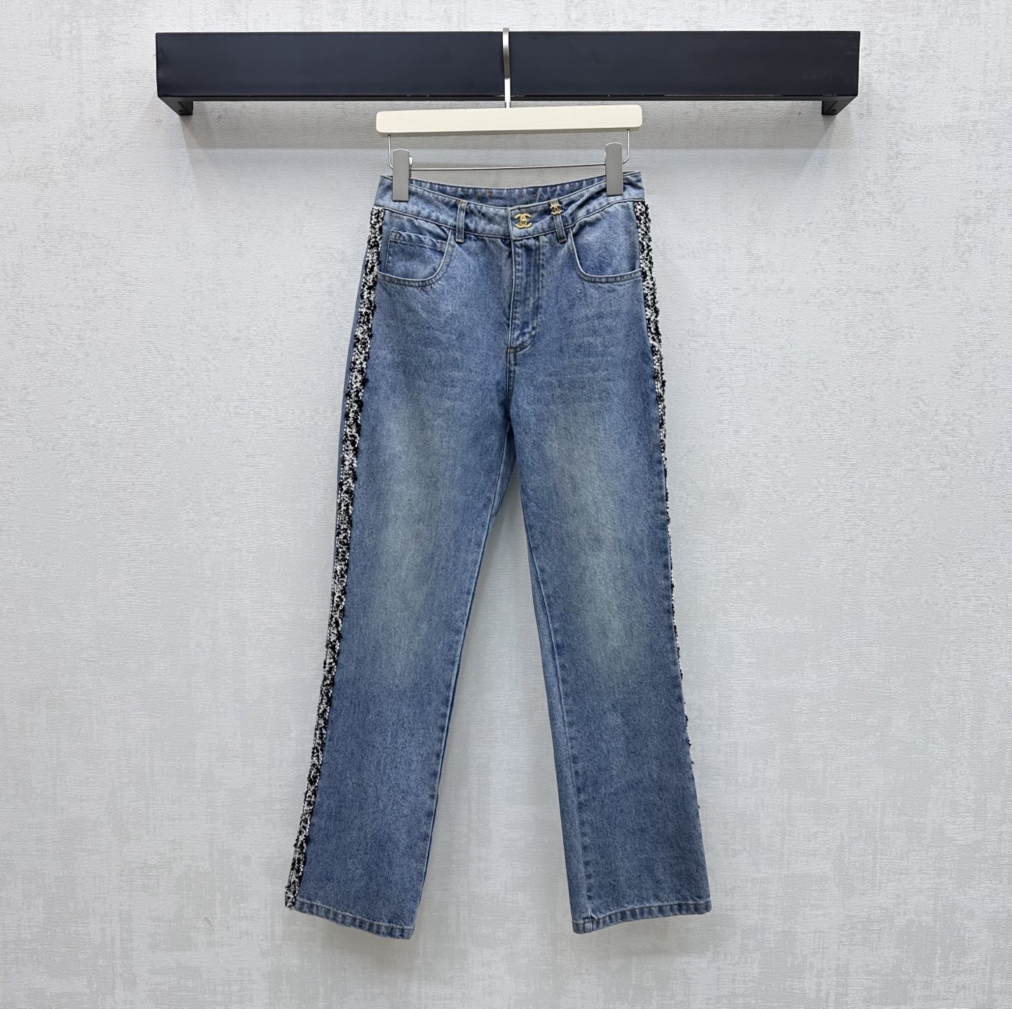 NO:801122,Chane*2026 new arrivals spliced binding denim trousers, customized YB imported twill cotton denim material, comfortable, soft, breathable and easy to wear, multiple enzyme washes, retro and fashionable, symmetrical pockets with craft woven binding stitching design, adding layering to the style. Iconic metal letter logo button adjustment decoration, highlighting the brand tone, simple and advanced, development of surface accessories, high waist buttoned trousers with small feet, tailoring, casual matching and high fashion, high version 36 38  40,,chanel,19860909Chane*2026新品上架拼接捆边牛仔长裤定制YB进口斜纹全棉牛仔材质 舒适柔软 透气好穿 多重酵素水洗复古又时尚 对称插兜口袋配合工艺编织捆边拼接设计 增添造型层次感 标志性金属字母徽标纽扣调节装饰 彰显品牌调性 简约高级 面辅料开发 高腰系扣小脚长裤版型剪裁 随意搭配穿搭高级时髦  高版本36 38 40,,chanel,,Women's clothing