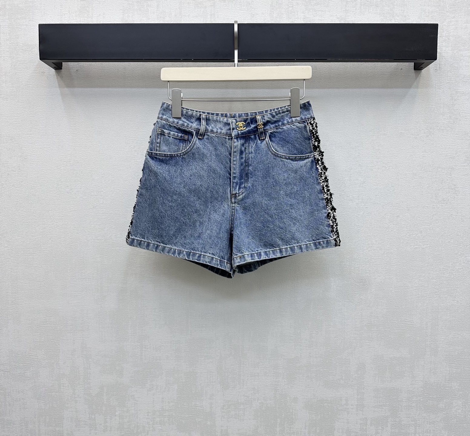 NO:801127,Chane*2026 new products are on the shelves. The spliced binding denim shorts are made of YB imported twill cotton denim material. They are comfortable, soft, breathable and easy to wear. Multiple enzyme washes are retro and fashionable. Symmetrical pockets are combined with craft woven binding stitching design to add layering to the look. Iconic metal letter logo button adjustment decoration highlights the brand tone. Simple and advanced fabric development. High-waist buttoned shorts cut. Casual matching and high-end fashion. High version 36 38  40,,chanel,shorts,19860909Chane*2026新品上架拼接捆边牛仔短裤定制YB进口斜纹全棉牛仔材质 舒适柔软 透气好穿 多重酵素水洗复古又时尚 对称插兜口袋配合工艺编织捆边拼接设计 增添造型层次感 标志性金属字母徽标纽扣调节装饰 彰显品牌调性 简约高级 面辅料开发 高腰系扣短裤版型剪裁 随意搭配穿搭高级时髦  高版本36 38 40,,chanel,shorts,,Women's clothing
