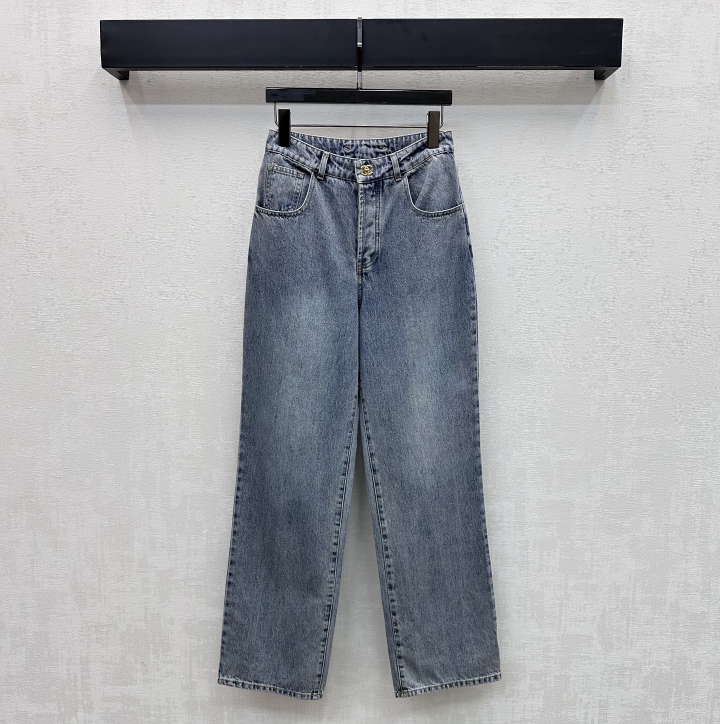 NO:801083,Chane*2026 new arrivals embroidered school bag button denim trousers customized YB imported twill cotton denim material Comfortable, soft, breathable and easy to wear Multi-enzyme washing process Retro and fashionable High-waisted symmetrical pockets with double-C embroidered letters on the back and contour line cutting design to add layering to the look Iconic engraved double-C letter snaps for adjustment and decoration Low-key highlight of the brand tone Simple and high-end surface accessories development High-waist buttoned straight trousers cut  Match it casually with high-end fashion. High version-,,chanel,19860909Chane*2026新品上架绣花书包扣牛仔长裤定制YB进口斜纹全棉牛仔材质 舒适柔软 透气好穿 多重酵素水洗工艺处理 复古又时尚 高腰对称口袋配合后腰双C绣花字母轮廓压线裁剪设计 增添造型层次感 标志性刻印双C字母按扣调节装饰 低调彰显品牌调性 简约高级 面辅料开发 高腰系扣直筒长裤剪裁 随意搭配穿搭高级时髦  高版本-,,chanel,,Women's clothing