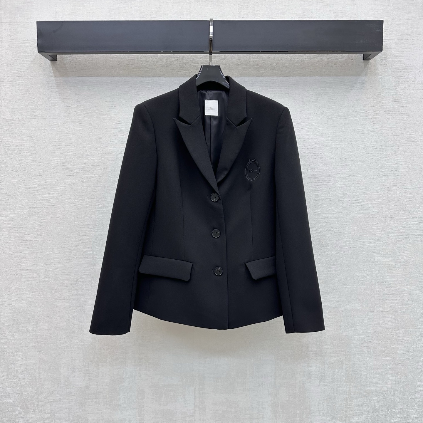 NO:802843,Dio*2026 new product launch embroidered logo suit jacket customized YB imported material, high-quality texture, high-end luster, shoulder padded version with placket button adjustment design, adding layering to the look, iconic letter embroidered logo decoration on the chest, highlighting the brand tone, development of fabric accessories, gun-notch lapel suit tailoring, the upper body shows a tall and straight figure, elegant and fashionable temperament makes the outfit more fashionable, high-end western style suitable for different occasions, showing luxury taste  High version 2 colors, dior, jackets & coats, business suit,19860909Dio*2026新品上架刺绣徽标西装外套定制YB进口材质 质感上乘 光泽高级 正肩垫肩版型配合开襟纽扣调节设计 增添造型层次感 胸口点缀标志性字母刺绣标识装饰 彰显品牌调性 面辅料开发 枪驳式翻领西服剪裁 上身显身姿挺拔 气质精英时尚让穿搭造型更为时髦 高级洋气适穿与不同场合 展现奢华品味 高版本2色,,dior,jackets & coats,business suit,,Women's clothing