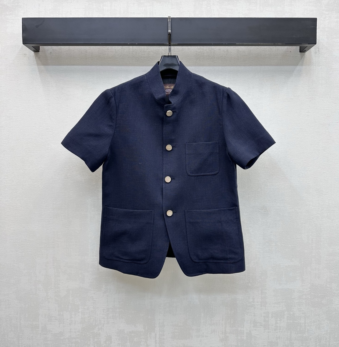 NO:802835,LP*2026 new arrivals. Linen stand-up collar short-sleeved jacket. Customized YB imported linen material. Glossy, comfortable and stylish. The plain color of the garment uses tailoring and details to enhance sophistication and add layering to the look. Adjustable decoration with placket metal buttons. Surface accessories development. Stand-up collar short-sleeved jacket cutting. A versatile item that is both fashionable and practical for all seasons. Casually matched with skirts and trousers for a simple and stylish look. High version 2 colors, loro piana, skirts, jackets & coats, T-shirt,19860909LP*2026新品上架亚麻立领短袖外套定制YB进口亚麻材质 光泽舒适有型 成衣素色利用裁剪和细节提升精致度 增添造型层次感 配合开襟金属纽扣调节装饰 面辅料开发 立领短袖外套剪裁 时尚与实用兼备的四季百搭单品 随意搭配裙裤装穿搭简约洋气  高版本2色,,loro piana,skirts,jackets & coats,T-shirt,,Women's clothing