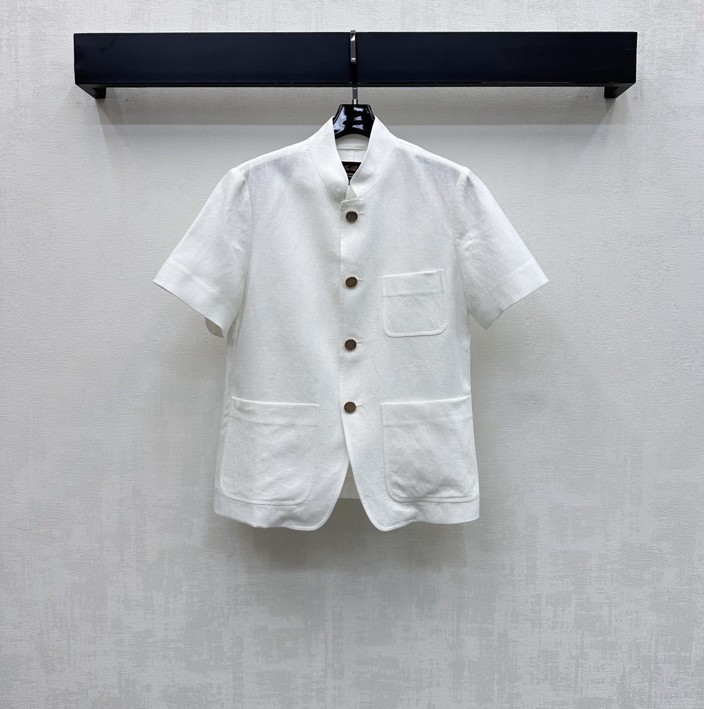 NO:802839,LP*2026 new arrivals. Linen stand-up collar short-sleeved jacket. Customized YB imported linen material. Glossy, comfortable and stylish. The plain color of the garment uses tailoring and details to enhance sophistication and add layering to the look. Adjustable decoration with placket metal buttons. Surface accessories development. Stand-up collar short-sleeved jacket cutting. A versatile item that is both fashionable and practical for all seasons. Casually matched with skirts and trousers for a simple and stylish look. High version 2 colors, loro piana, skirts, jackets & coats, T-shirt,19860909LP*2026新品上架亚麻立领短袖外套定制YB进口亚麻材质 光泽舒适有型 成衣素色利用裁剪和细节提升精致度 增添造型层次感 配合开襟金属纽扣调节装饰 面辅料开发 立领短袖外套剪裁 时尚与实用兼备的四季百搭单品 随意搭配裙裤装穿搭简约洋气  高版本2色,,loro piana,skirts,jackets & coats,T-shirt,,Women's clothing