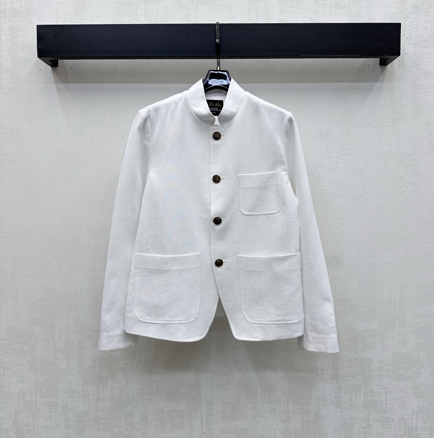 NO:802831,LP*2026 new arrivals. Linen stand-up collar jacket. Customized YB imported linen material. Glossy, comfortable and stylish. The plain color of the garment uses tailoring and details to enhance sophistication and add layering to the look. Adjustable decoration with placket metal buttons. Development of surface accessories. Cutting of stand-up collar and shoulder jacket. Fashionable and practical all-round item for all seasons. Casually matched with skirts and trousers for a simple and stylish look. High version, loro piana, skirts, jackets & coats,19860909LP*2026新品上架亚麻立领外套定制YB进口亚麻材质 光泽舒适有型 成衣素色利用裁剪和细节提升精致度 增添造型层次感 配合开襟金属纽扣调节装饰 面辅料开发 立领正肩外套剪裁 时尚与实用兼备的四季百搭单品 随意搭配裙裤装穿搭简约洋气  高版本,,loro piana,skirts,jackets & coats,,Women's clothing