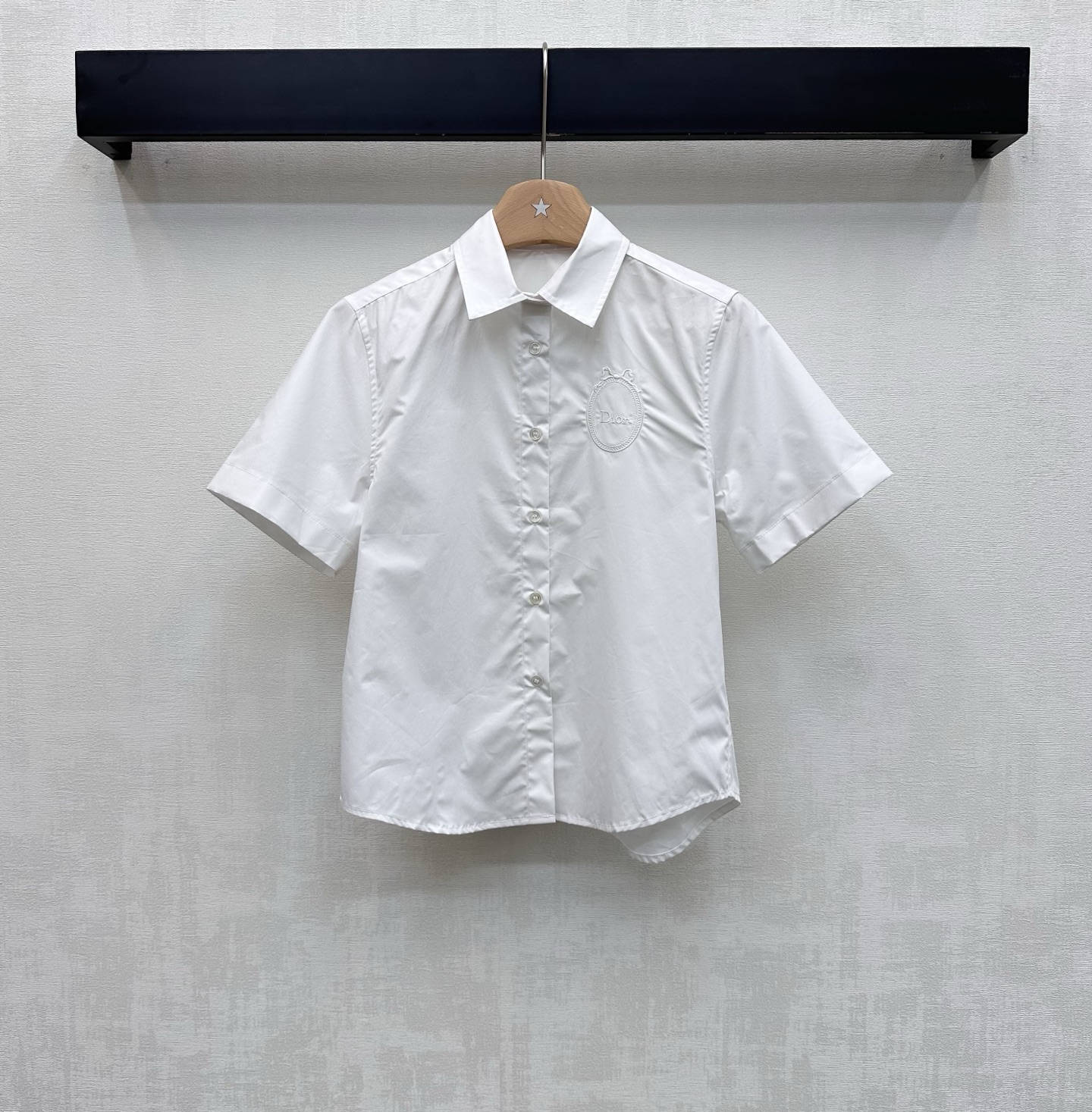 NO:802120,Dio*2026 new arrival embroidered short-sleeved shirt made of imported YB twill cotton material, breathable and comfortable, full of texture, regular lapel version with small round button adjustment design, adding layering to the look. Iconic letter embroidery logo decoration on the chest highlights the brand tone. Development of surface accessories. Lapel short-sleeved shirt tailoring. Casual combination with skirts and trousers for daily commuting. High-end fashion. High version, dior, skirts, T-shirt,19860909Dio*2026新品上架刺绣短袖衬衣定制YB进口斜纹全棉材质 透气舒适 质感十足 常规翻领版型配合开襟小圆扣调节设计 增添造型层次感 胸口点缀标志性字母刺绣徽标装饰 彰显品牌调性 面辅料开发 翻领短袖衬衣剪裁 日常通勤随意搭配裙裤装穿搭高级时髦 高版本,,dior,skirts,T-shirt,,Women's clothing