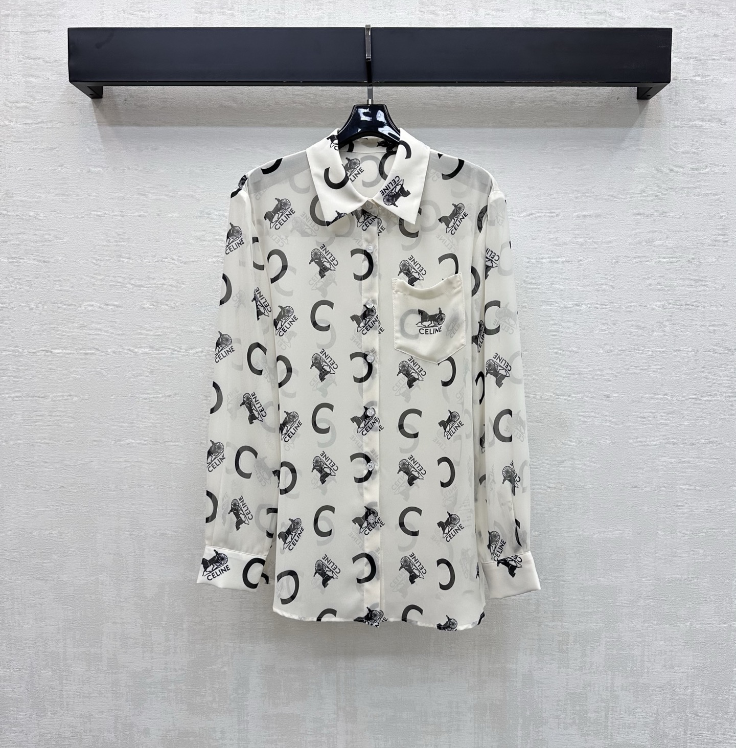 NO:802114,Celin*2026 new arrival printed gauze shirt customized with YB imported light sheer material. Breathable, comfortable and delicate. The Arc de Triomphe letters and pony logo pattern elements are printed all over the body to highlight the brand tone. The placket button adjustment is matched with the single-side pocket decoration on the chest to add layering to the look. The development of surface accessories. Conventional lapel long-sleeved shirt tailoring. Easy to wear for commuting and vacation. High version 2 colors,,celine,shirts,19860909Celin*2026新品上架印花薄纱衬衣定制YB进口轻薄透纱材质 透气舒适细腻 通体满印凯旋门字母小马徽标图案元素 彰显品牌调性 开襟纽扣调节配合胸前单侧口袋装饰 增添造型层次感 面辅料开发 常规翻领长袖衬衫剪裁 通勤度假轻松驾驭穿搭 高版本2色,,celine,shirts,,Women's clothing