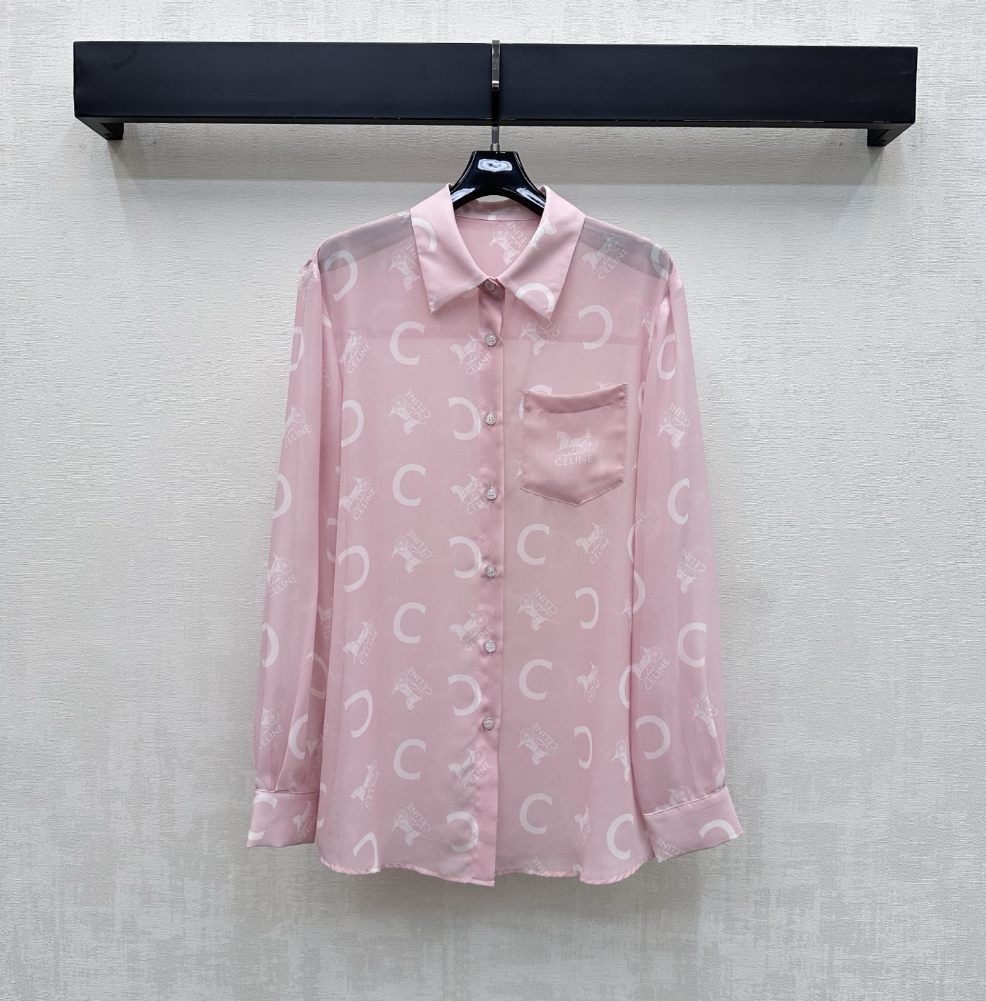NO:802108,Celin*2026 new arrival printed gauze shirt customized with YB imported light sheer material. Breathable, comfortable and delicate. The Arc de Triomphe letters and pony logo pattern elements are printed all over the body to highlight the brand tone. The placket button adjustment is matched with the single-side pocket decoration on the chest to add layering to the look. The development of surface accessories. Conventional lapel long-sleeved shirt tailoring. Easy to wear for commuting and vacation. High version 2 colors,,celine,shirts,19860909Celin*2026新品上架印花薄纱衬衣定制YB进口轻薄透纱材质 透气舒适细腻 通体满印凯旋门字母小马徽标图案元素 彰显品牌调性 开襟纽扣调节配合胸前单侧口袋装饰 增添造型层次感 面辅料开发 常规翻领长袖衬衫剪裁 通勤度假轻松驾驭穿搭 高版本2色,,celine,shirts,,Women's clothing